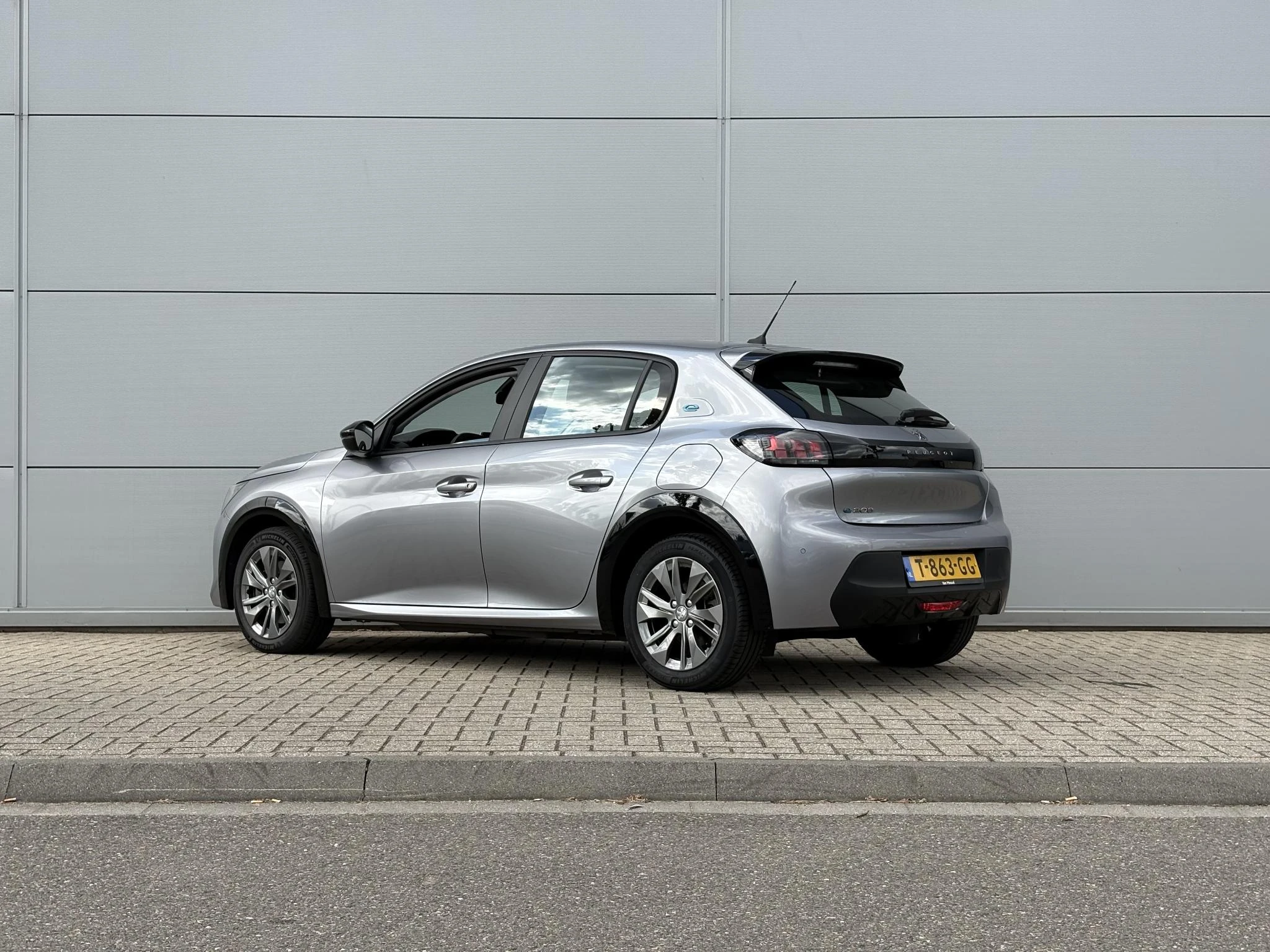 Peugeot-e-208-image-3
