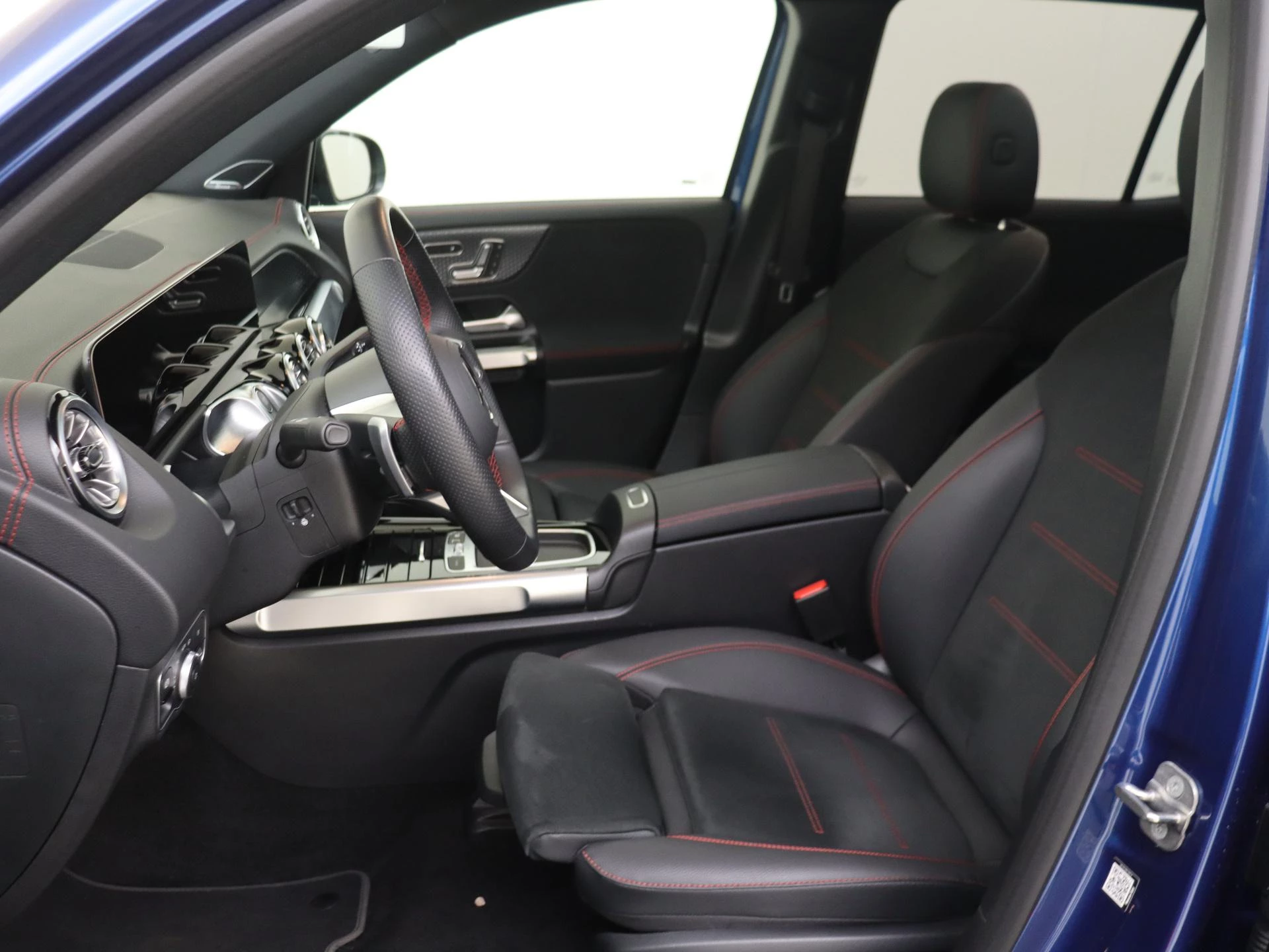 Mercedes-Benz-EQB-image-13