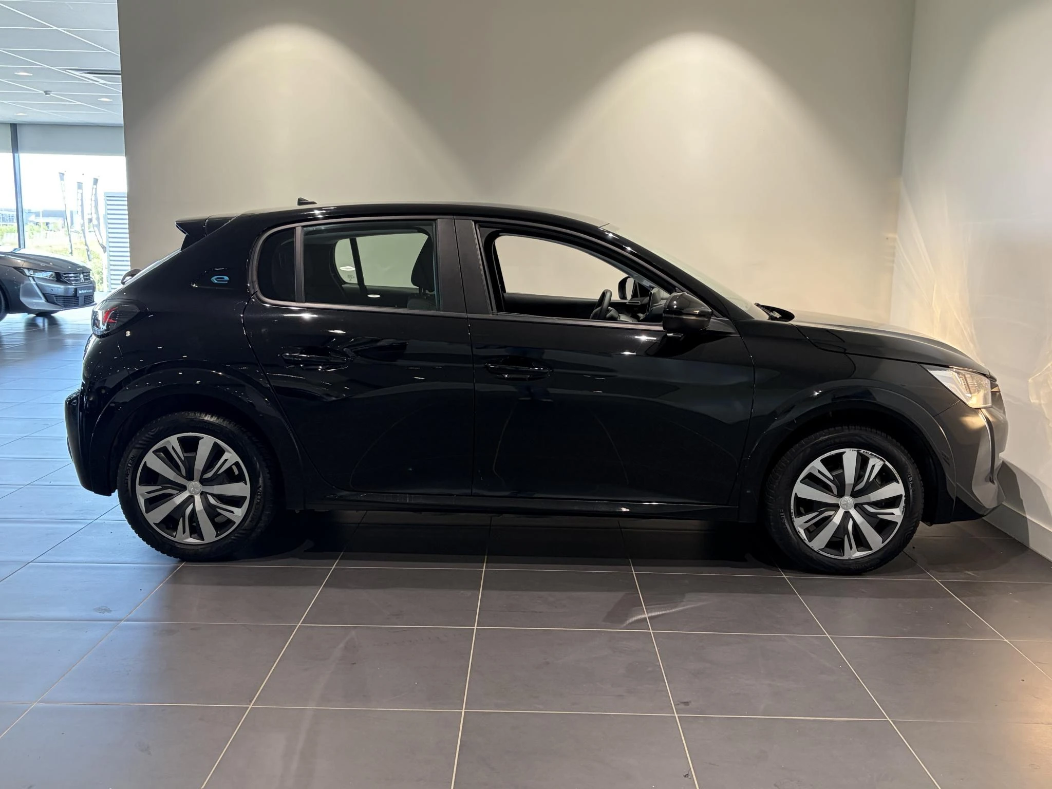 Peugeot-e-208-image-5