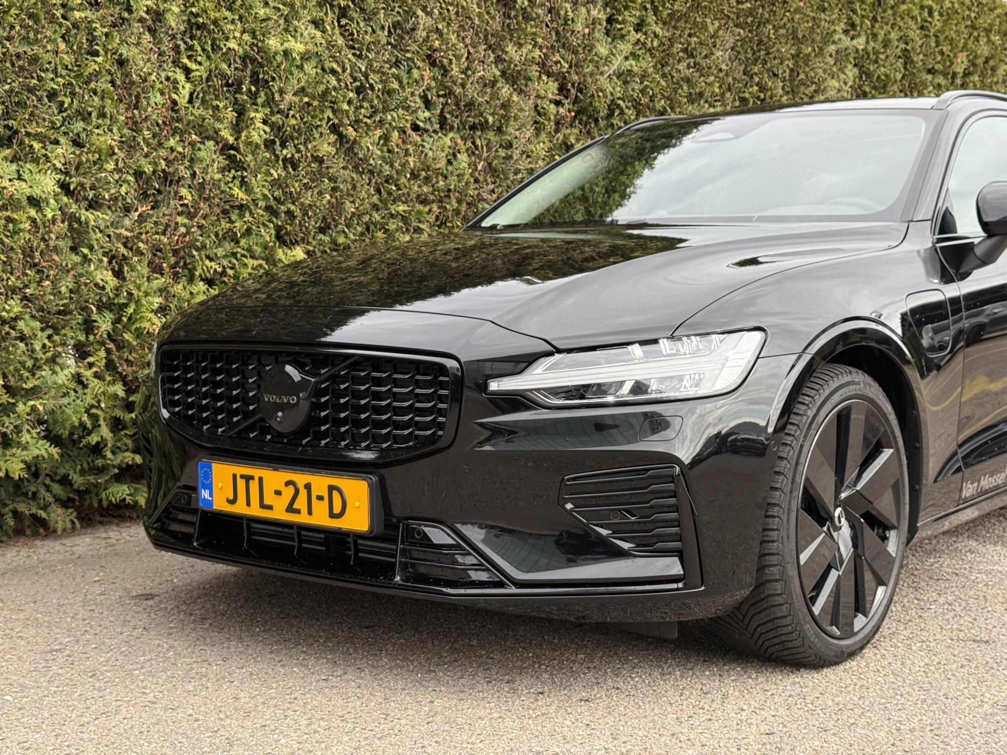 Volvo V60 T8 Plug-in hybrid AWD Ultra Dark