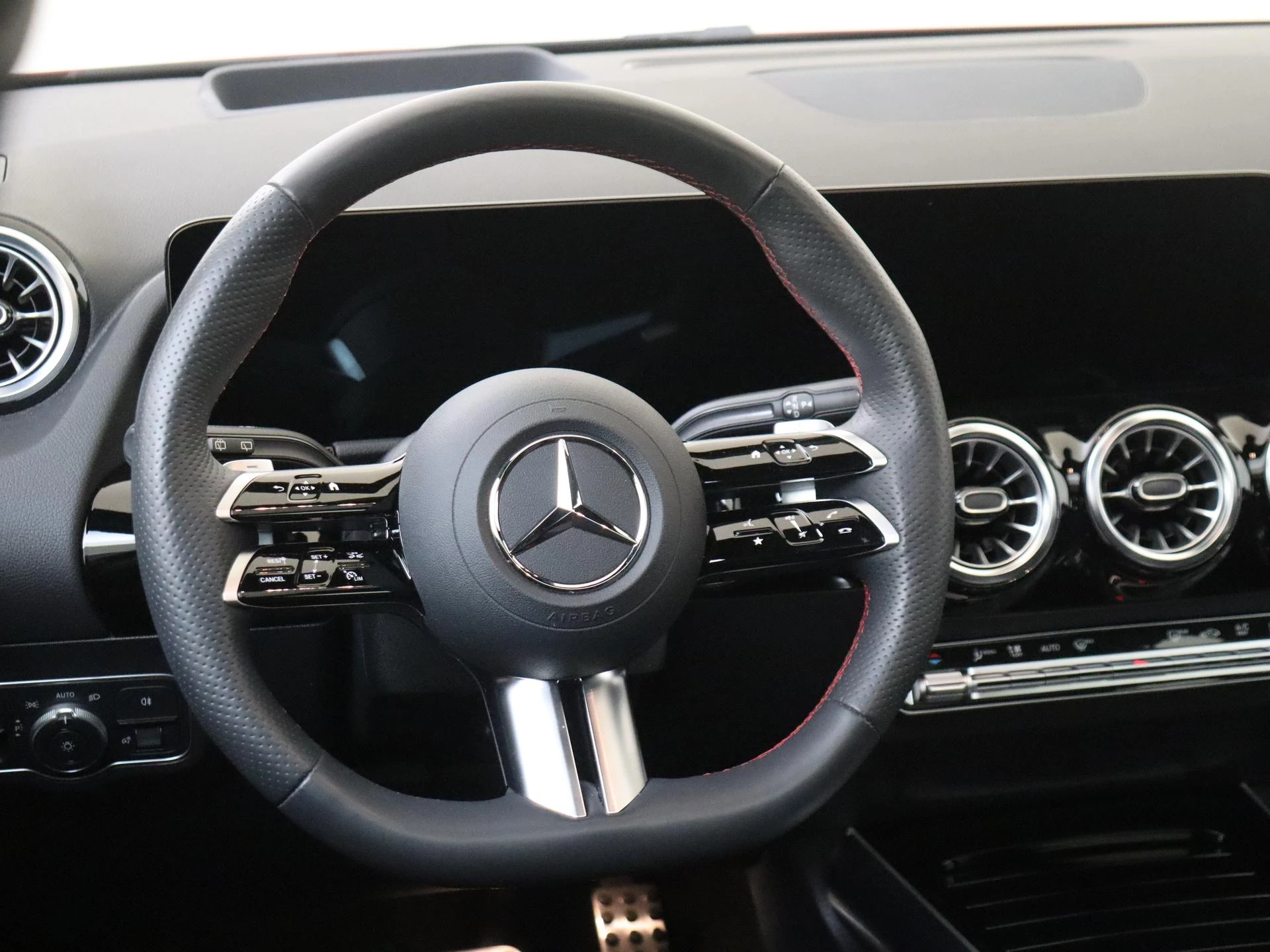 Mercedes-Benz-GLA-image-9