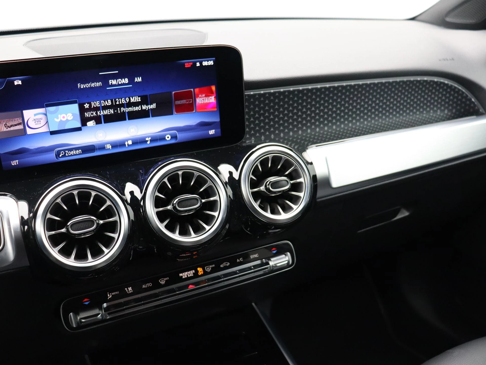 Mercedes-Benz GLB 180 Luxury Line + CARPLAY + TREKHAAK + NIGHTPAKKET +