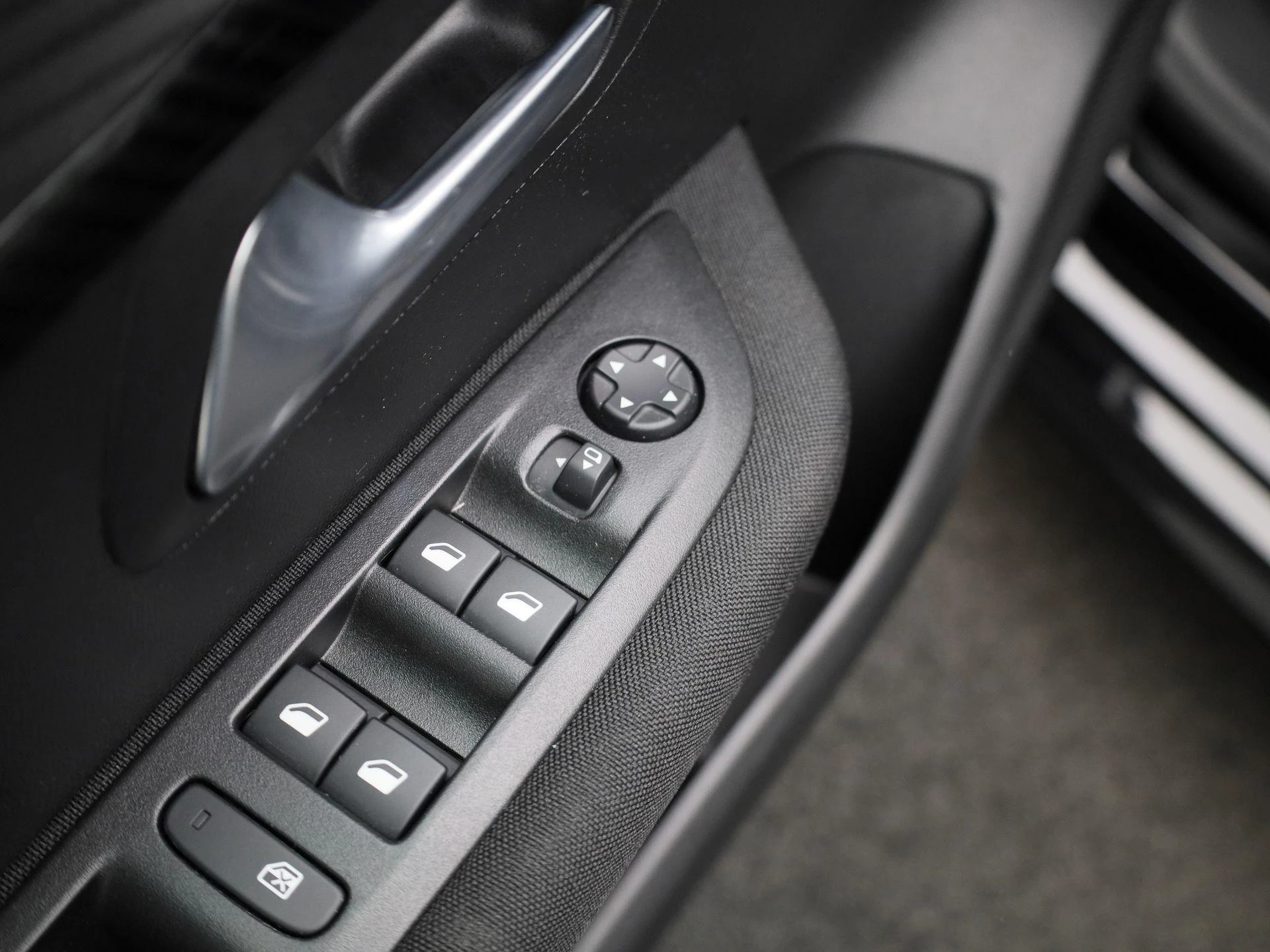 Peugeot-e-208-image-32