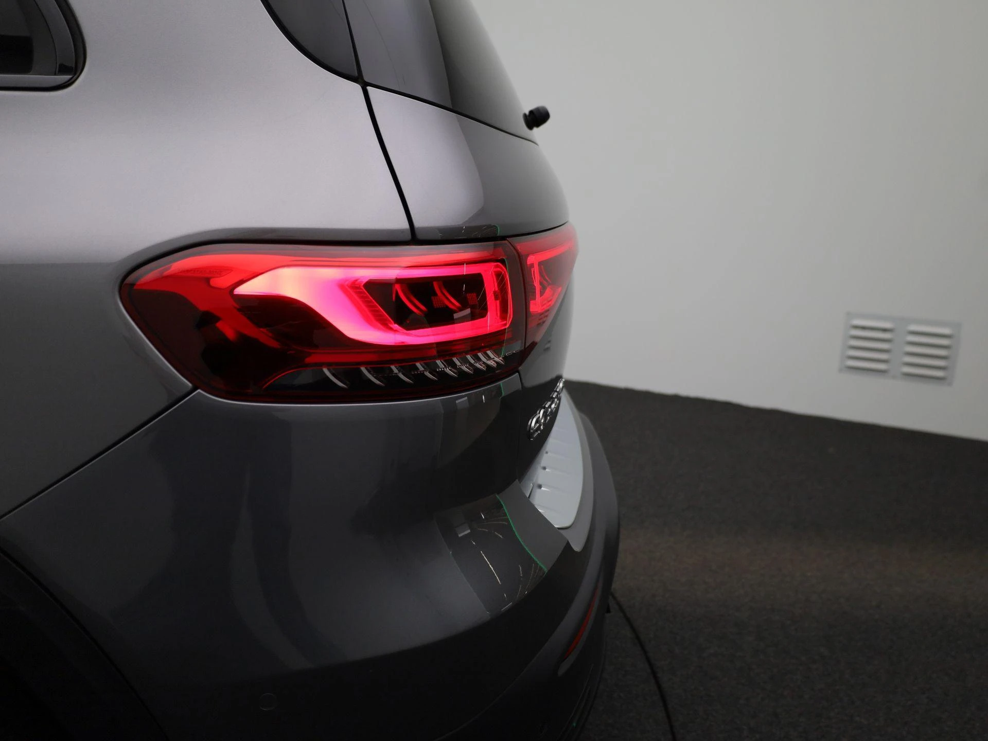 Mercedes-Benz-EQB-image-48