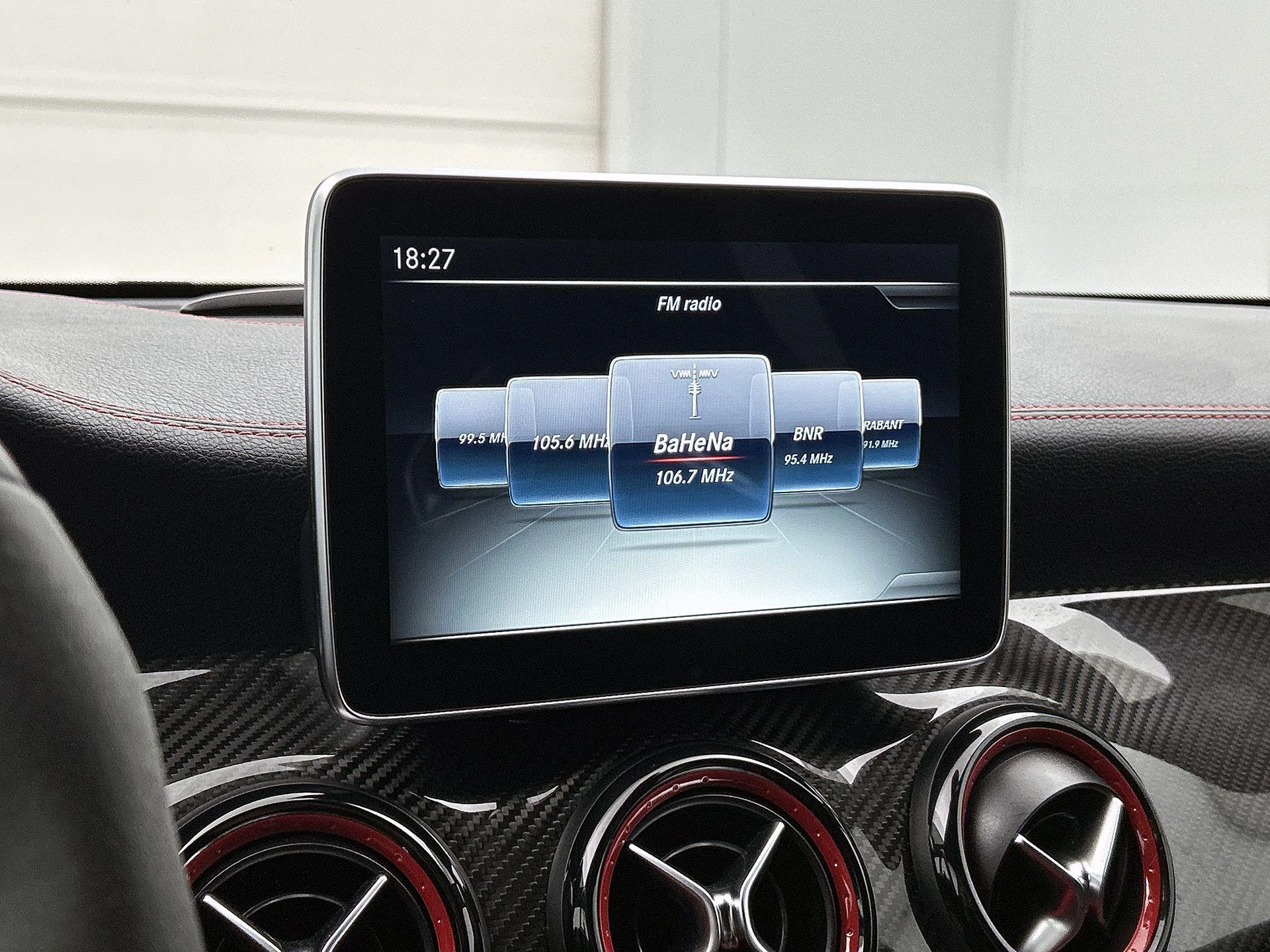 Mercedes-Benz-GLA-image-33