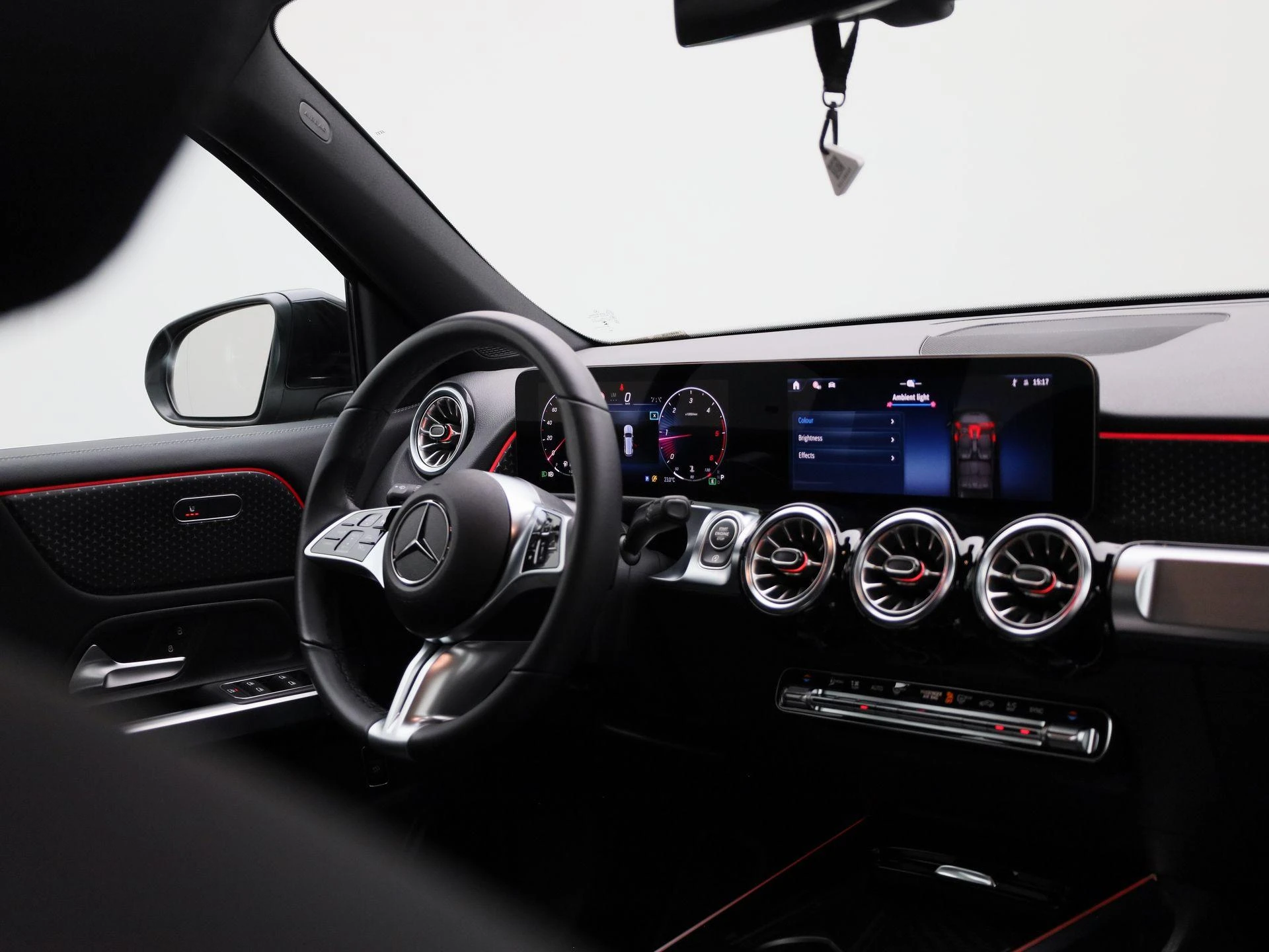 Mercedes-Benz-GLB-image-38