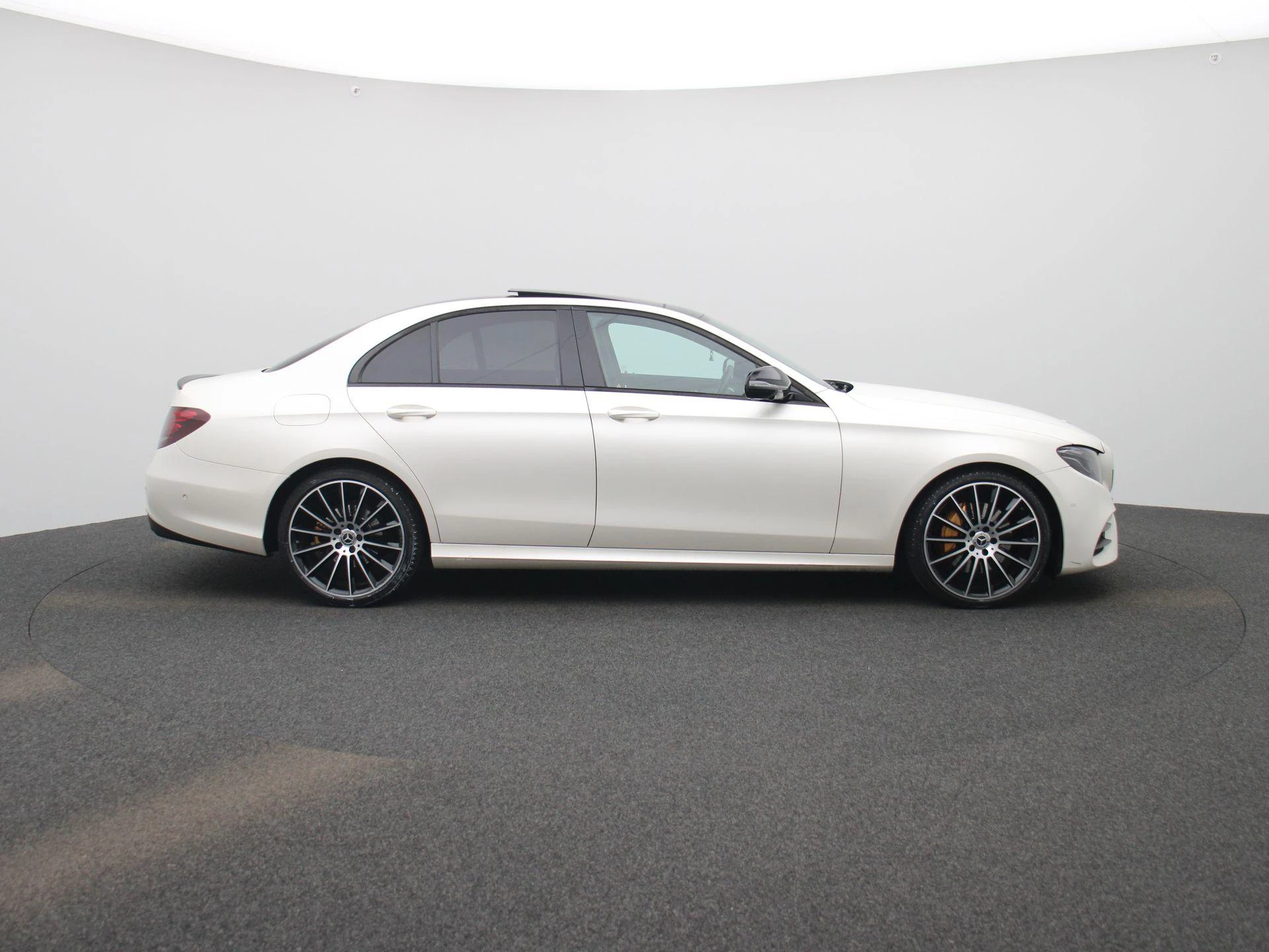 Mercedes-Benz-E-Klasse-image-5
