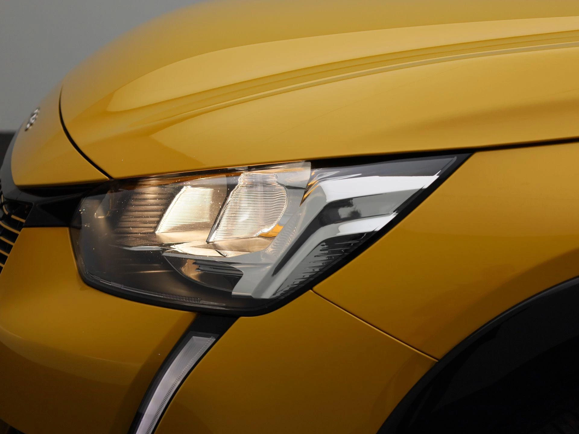 Peugeot-e-208-image-11