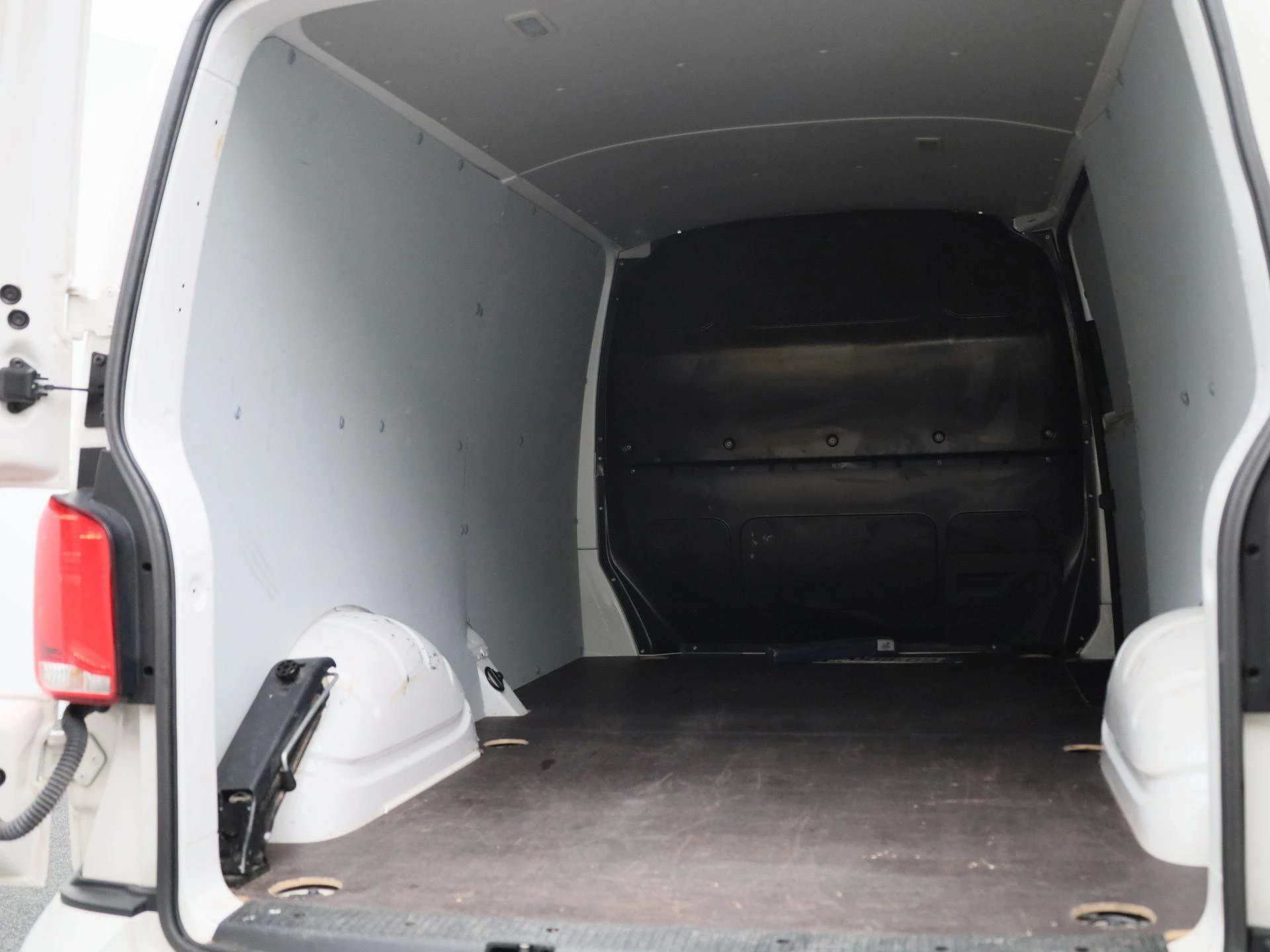 Volkswagen-Transporter-image-16