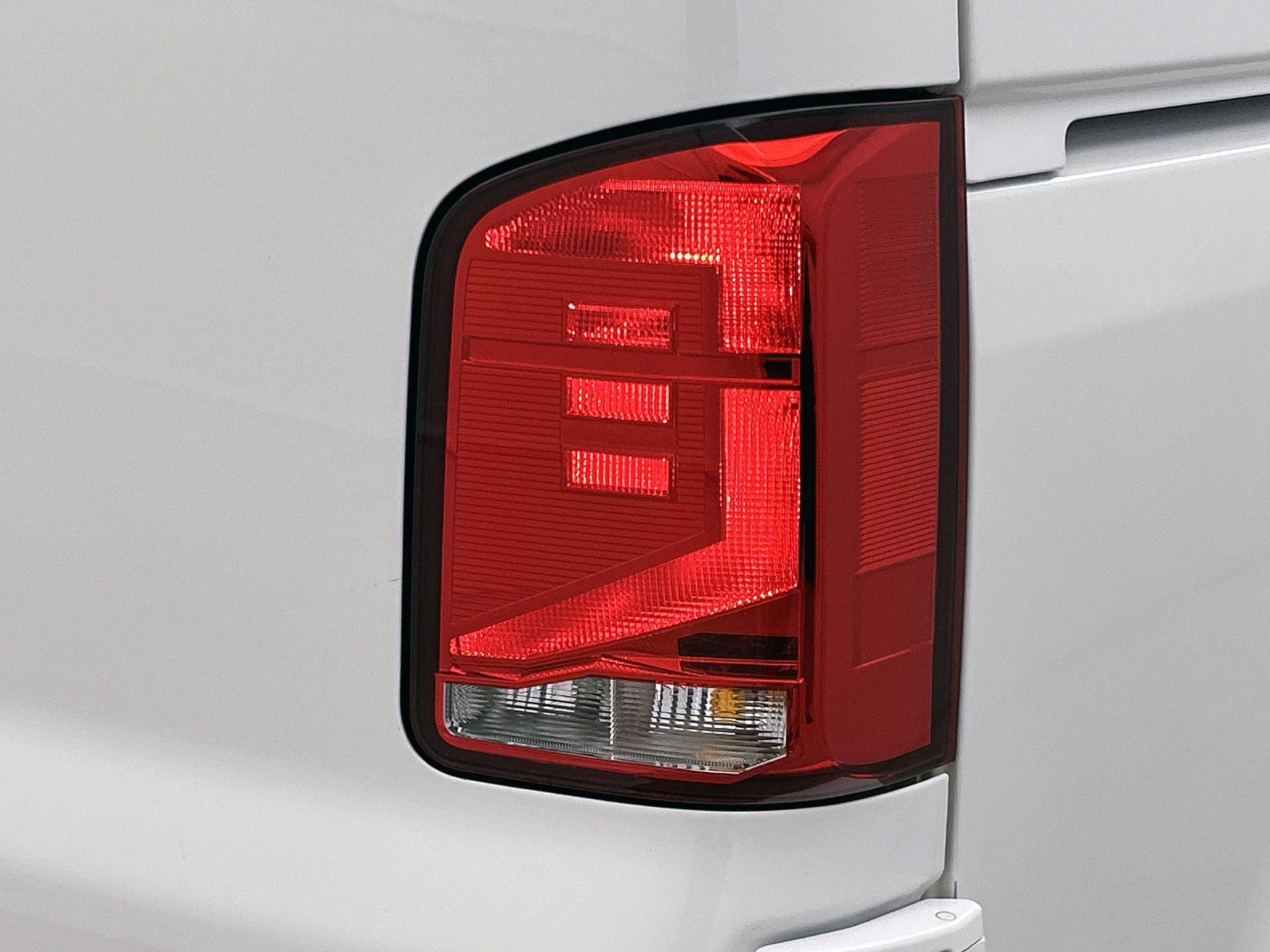 Volkswagen Transporter 2.0 TDI L1H1 110PK