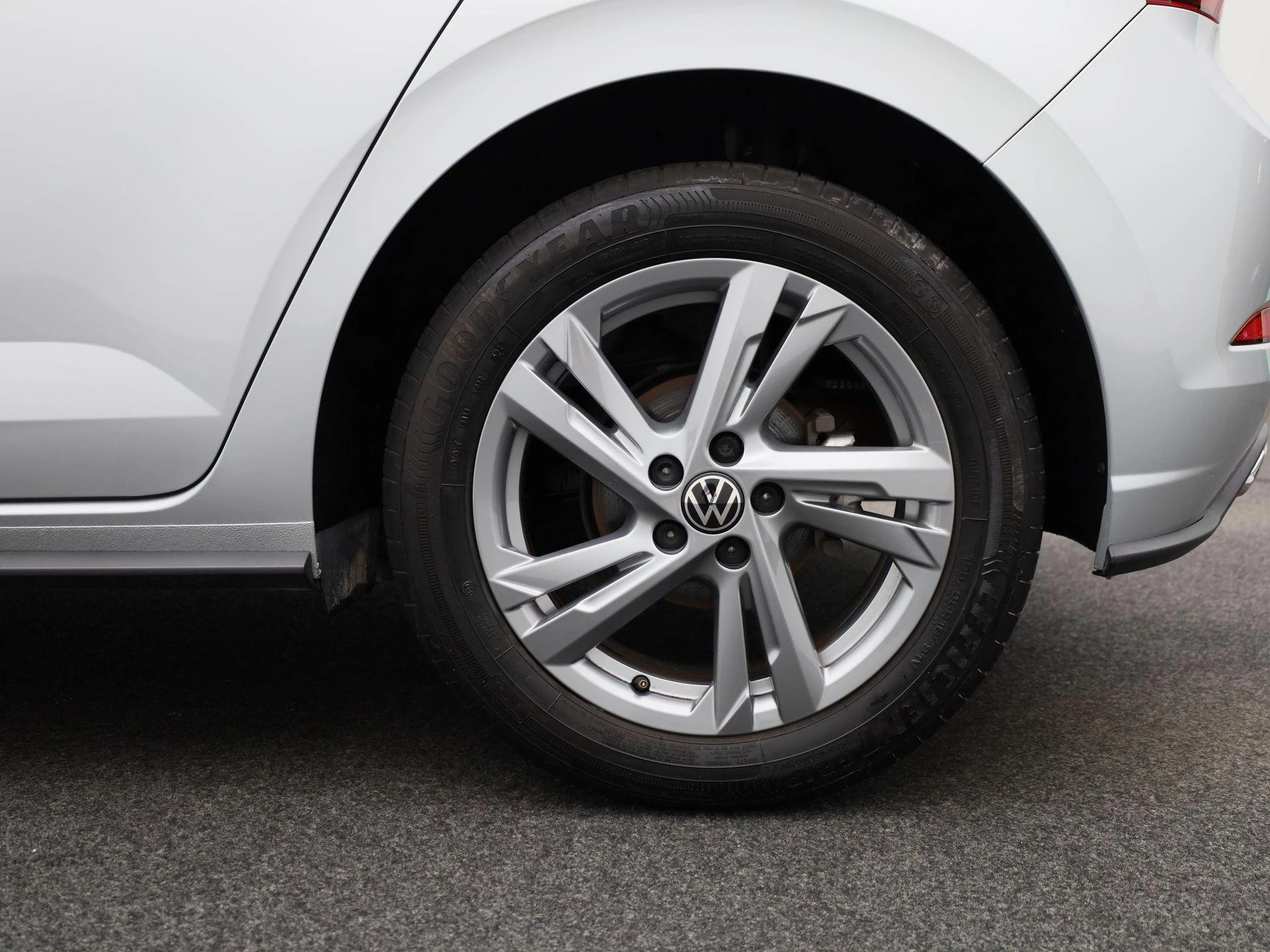 Volkswagen-Polo-image-12