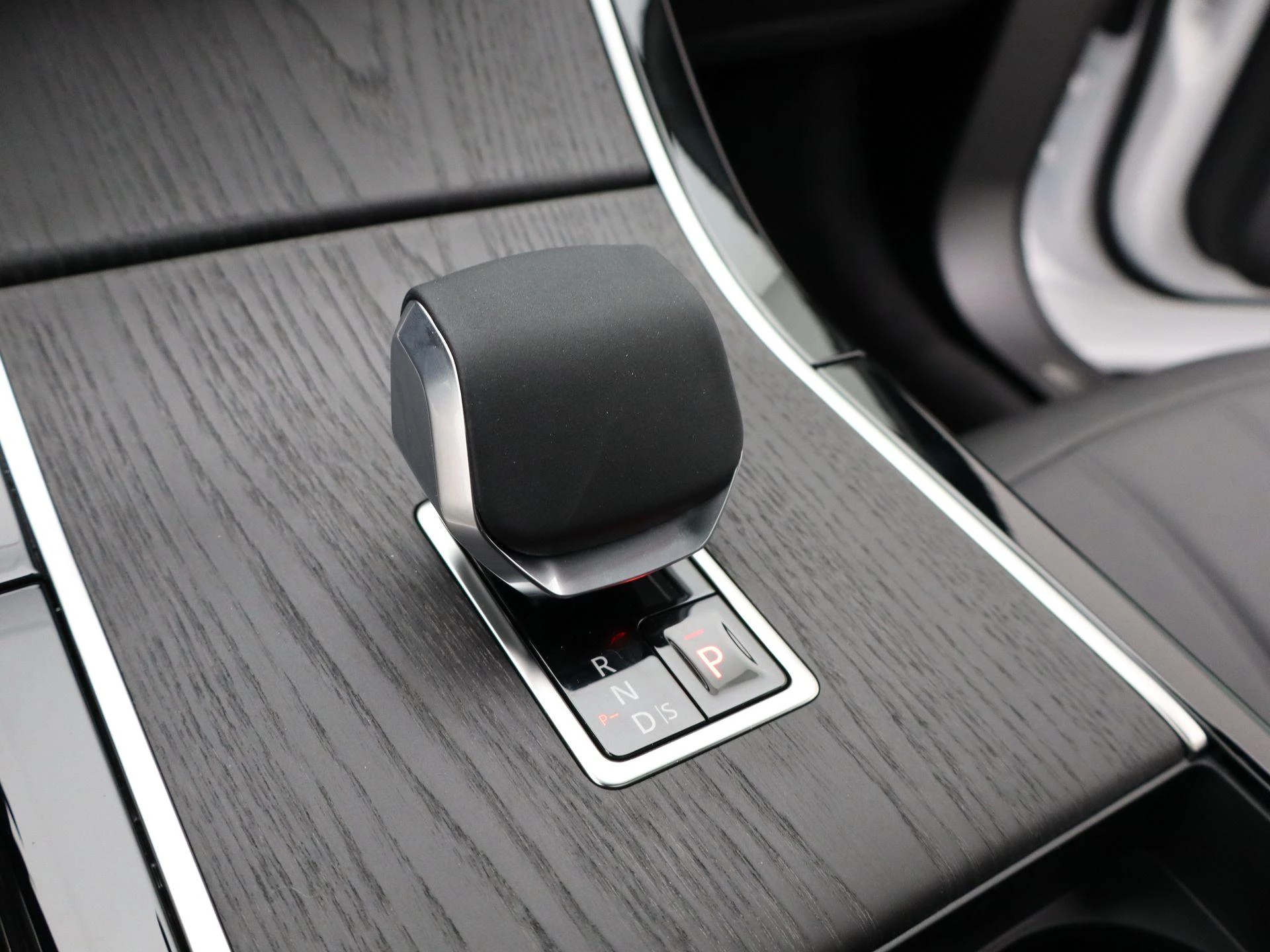 Land Rover-Range Rover Evoque-image-17