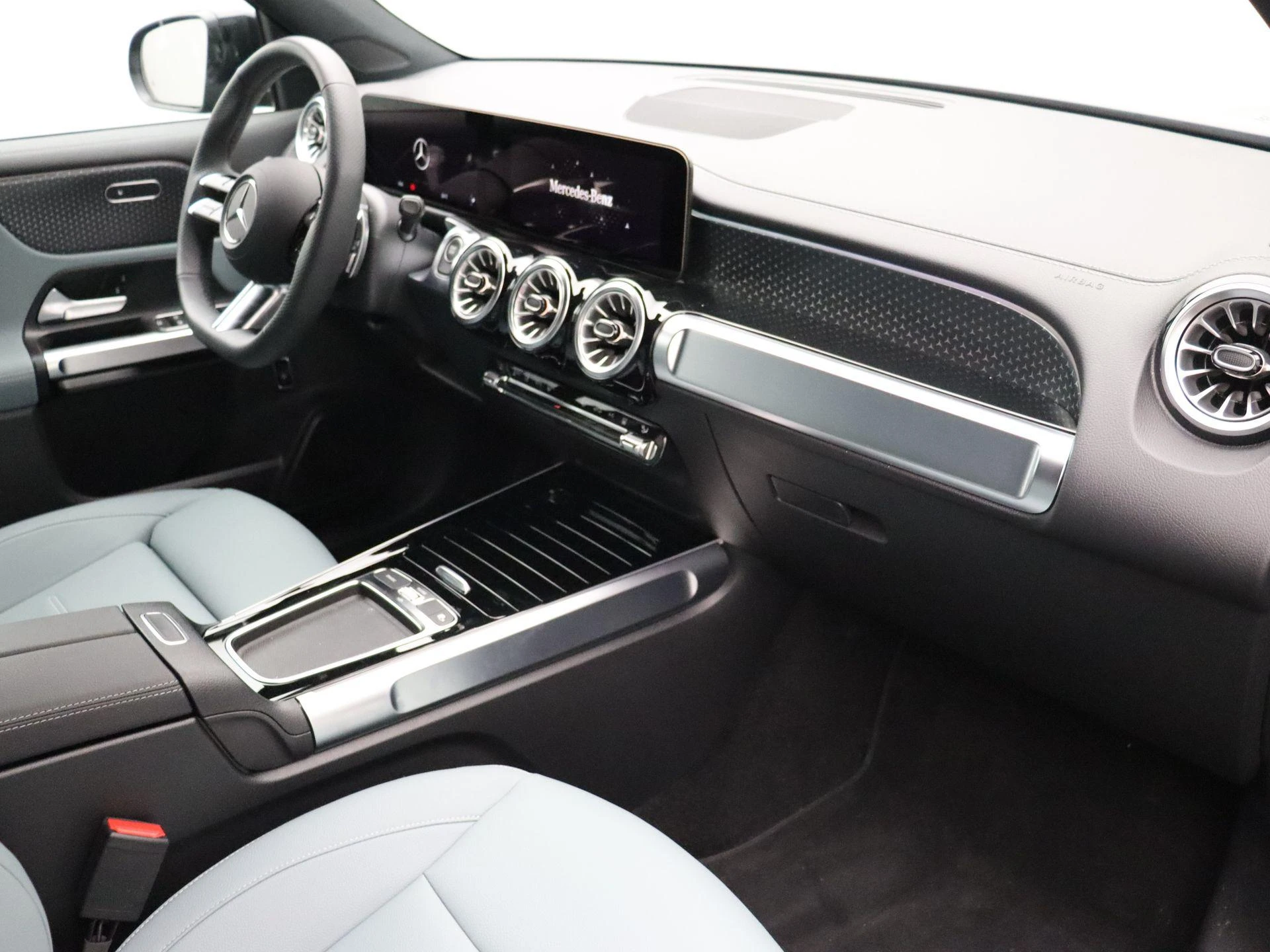 Mercedes-Benz-EQB-image-20