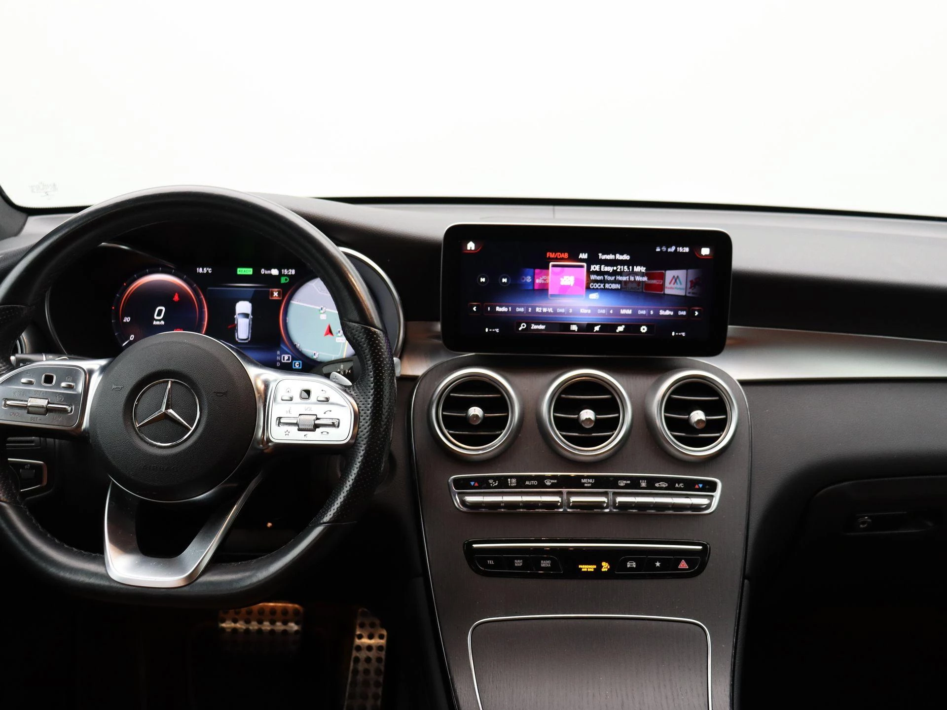Mercedes-Benz-GLC-image-18