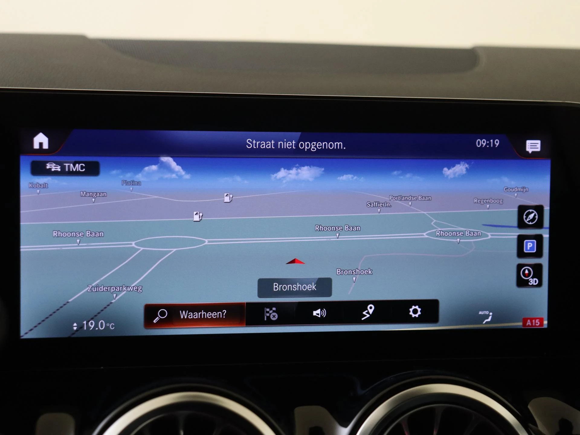Mercedes-Benz-GLA-image-17