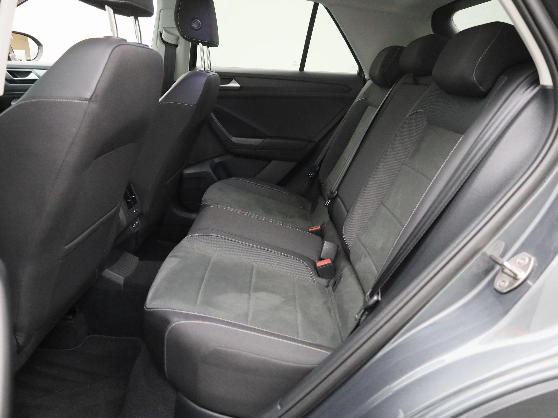 Volkswagen-T-Roc-image-12