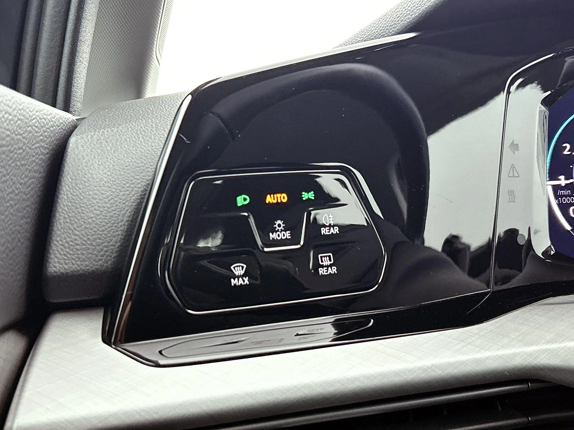 Volkswagen-Golf-image-23