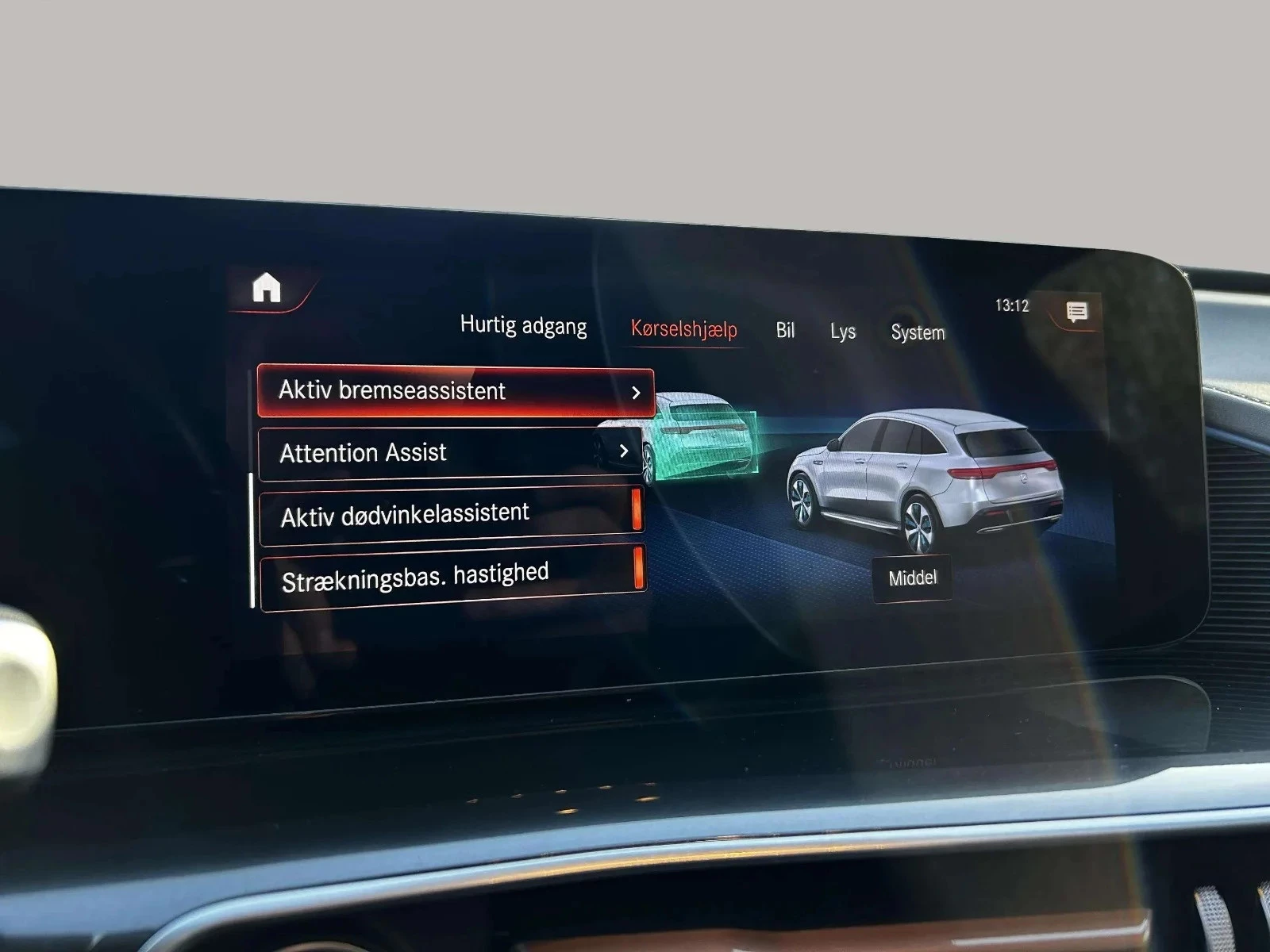 Mercedes-Benz-EQC-image-18