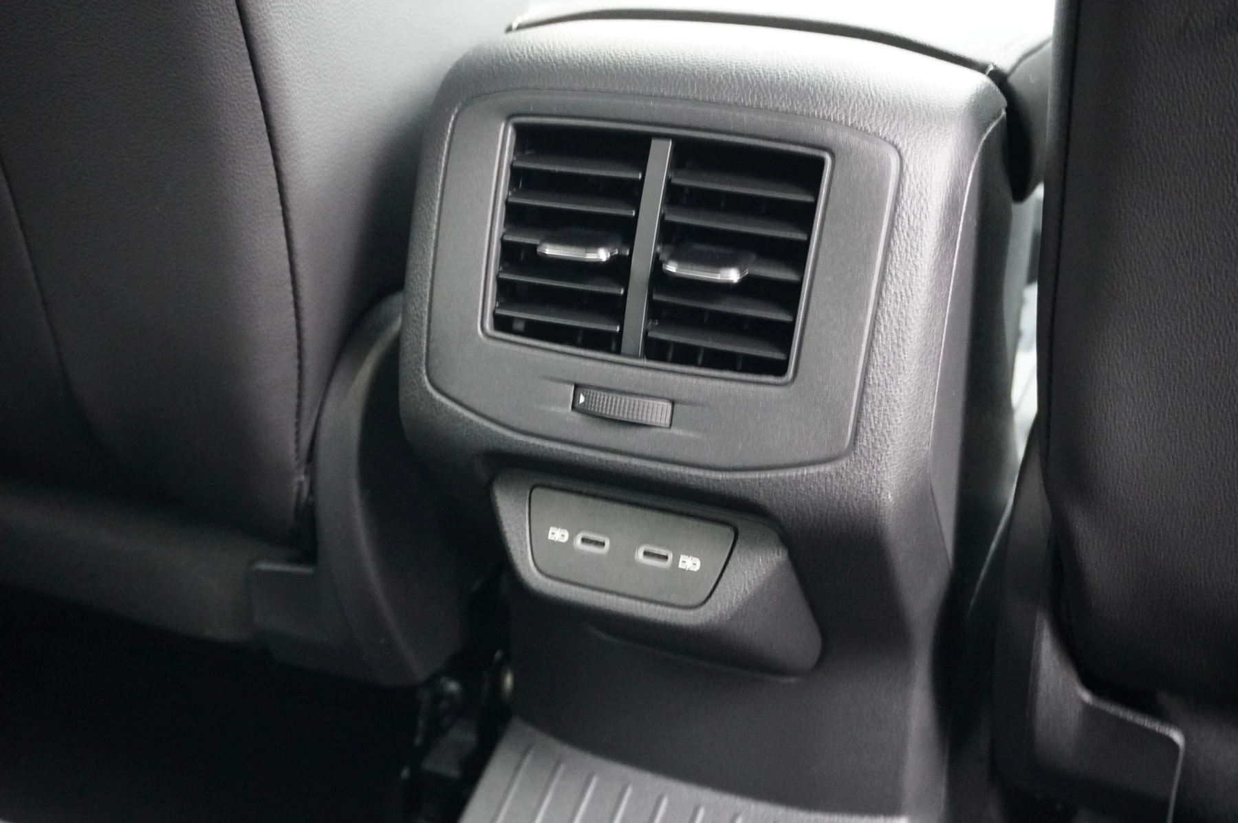 Volkswagen-T-Roc-image-48