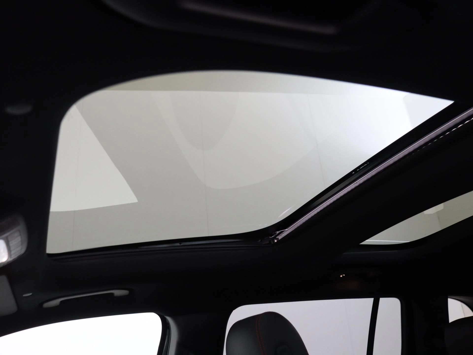 Mercedes-Benz-EQB-image-28