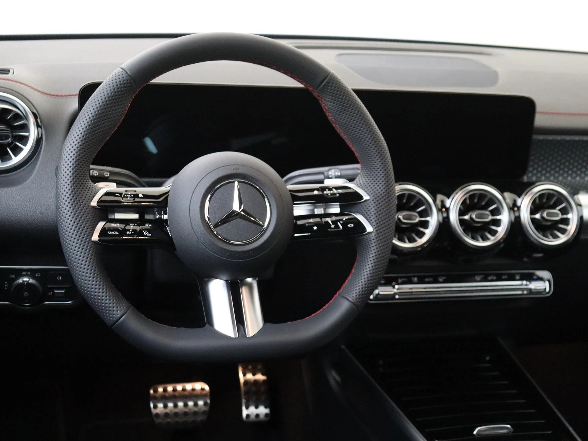 Mercedes-Benz-EQB-image-8