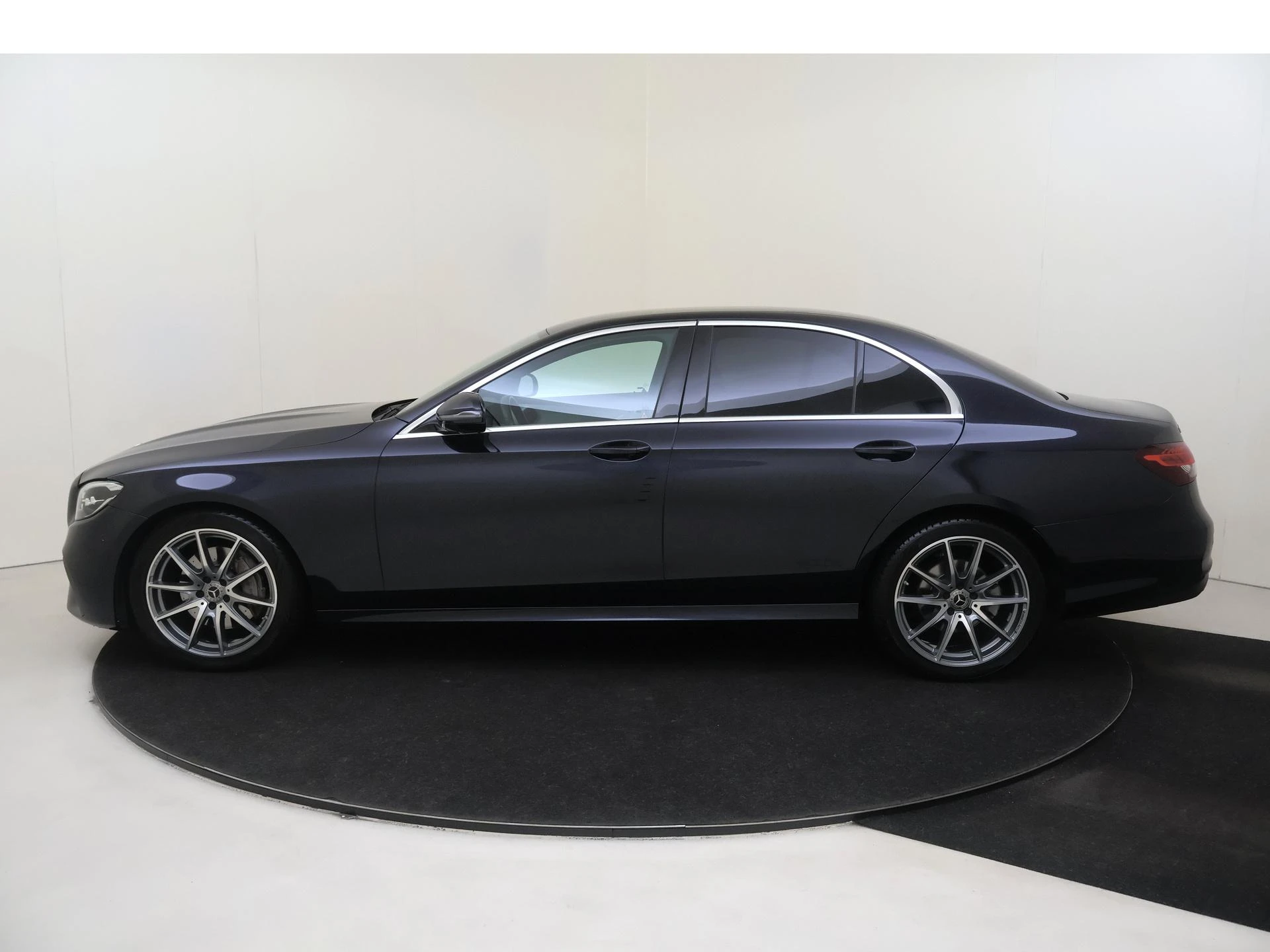 Mercedes-Benz-E-Klasse-image-7