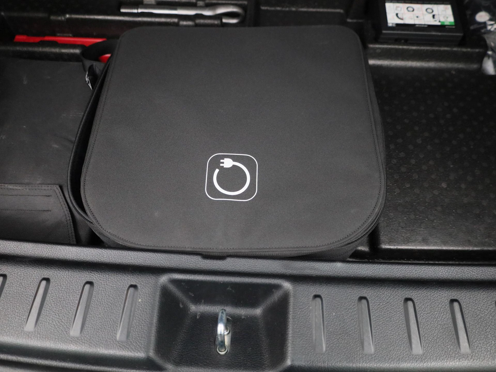 Mercedes-Benz-EQB-image-13