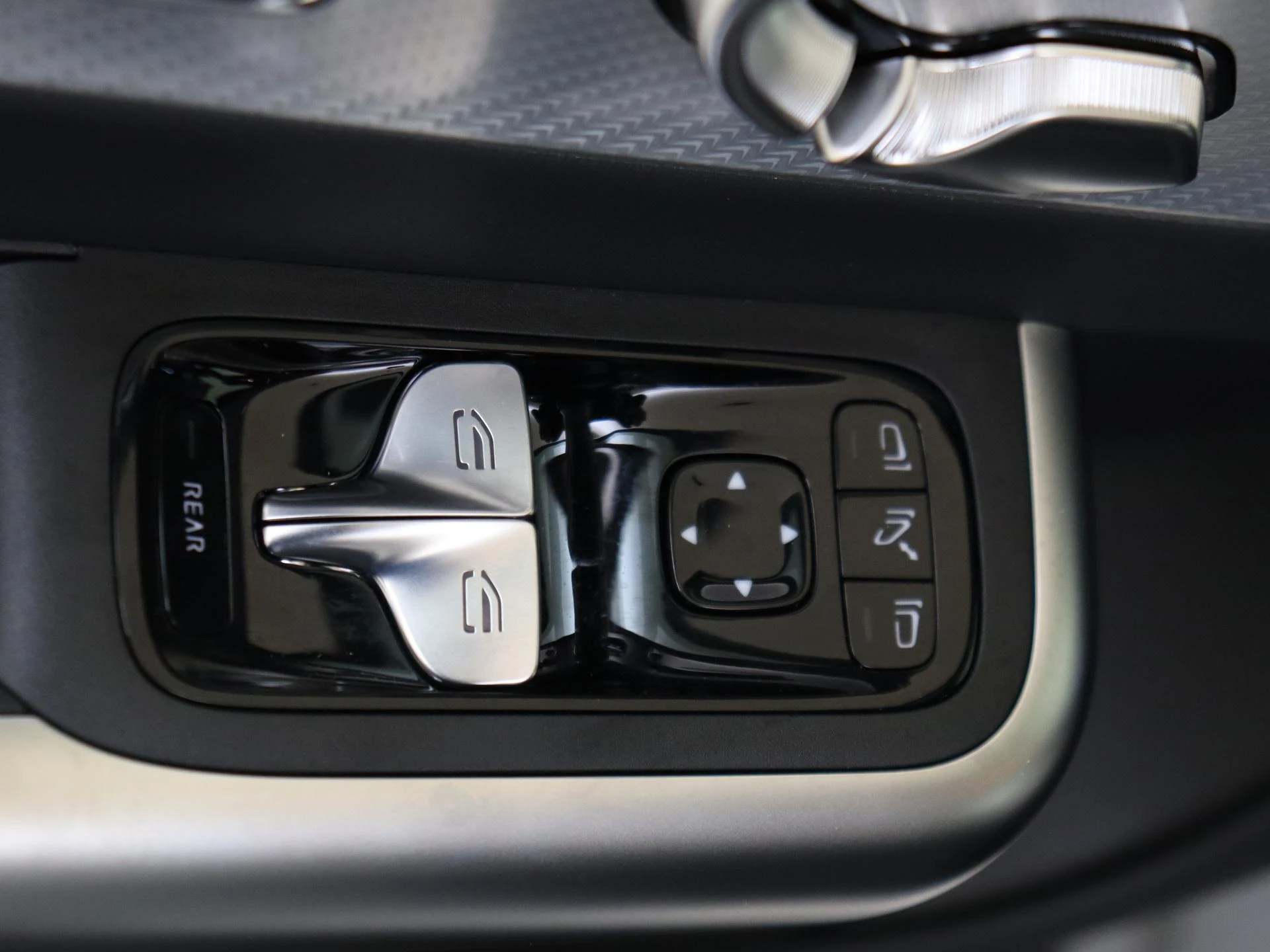 Mercedes-Benz-GLB-image-24
