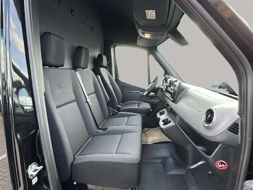 Mercedes-Benz-Sprinter-image-10
