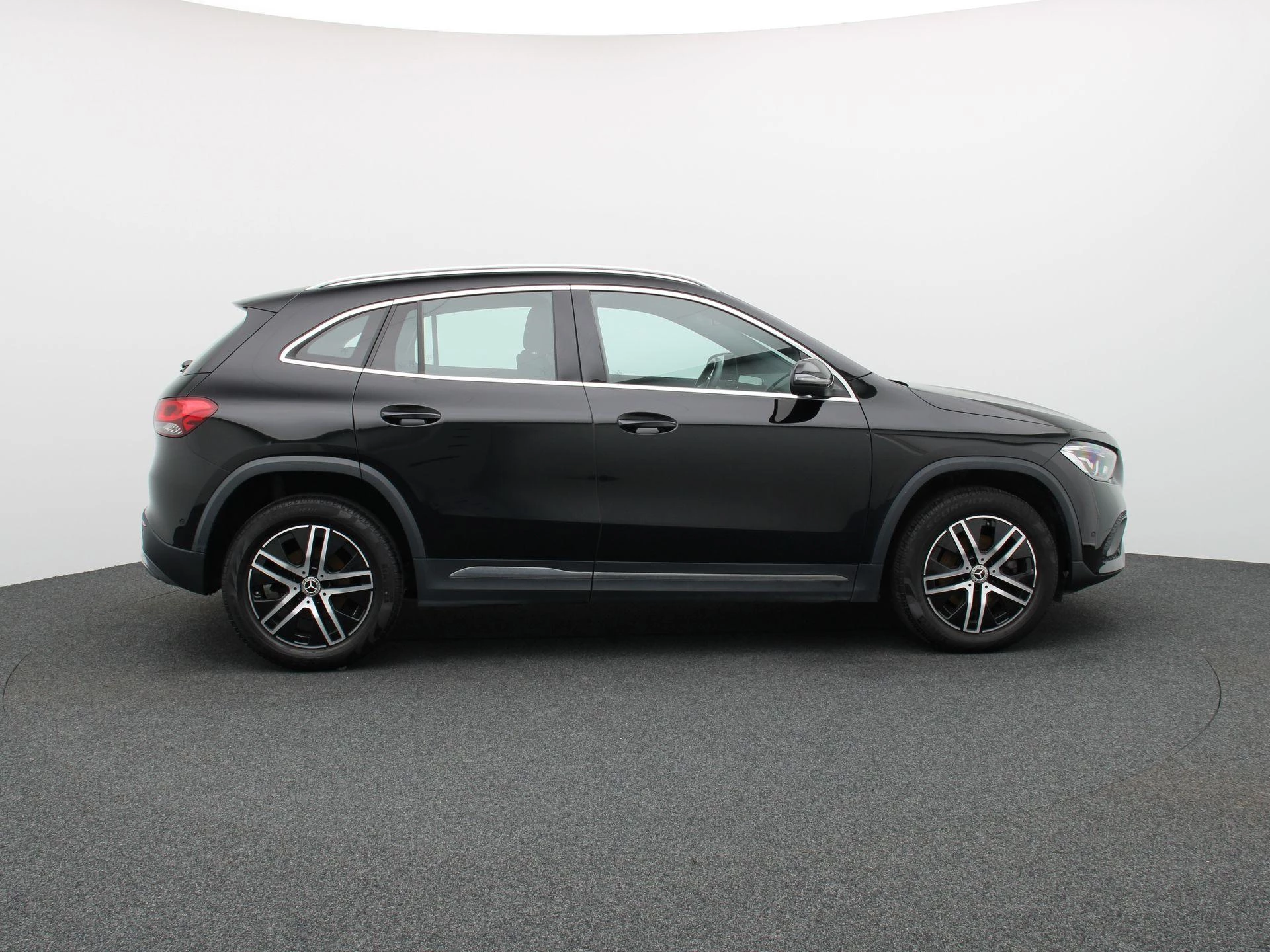 Mercedes-Benz GLA 200 d Business Solution + CARPLAY + SENSOREN + CAMERA + LED +