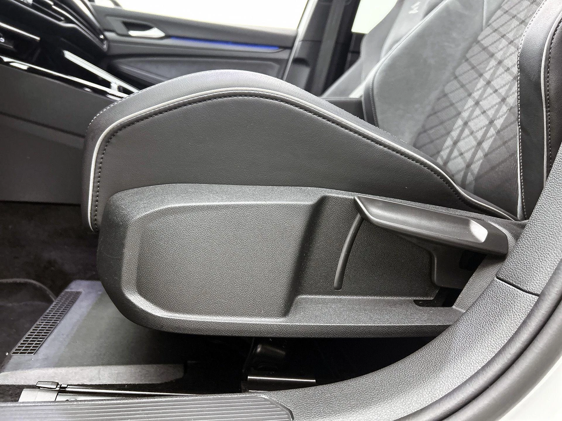 Volkswagen-Golf-image-23