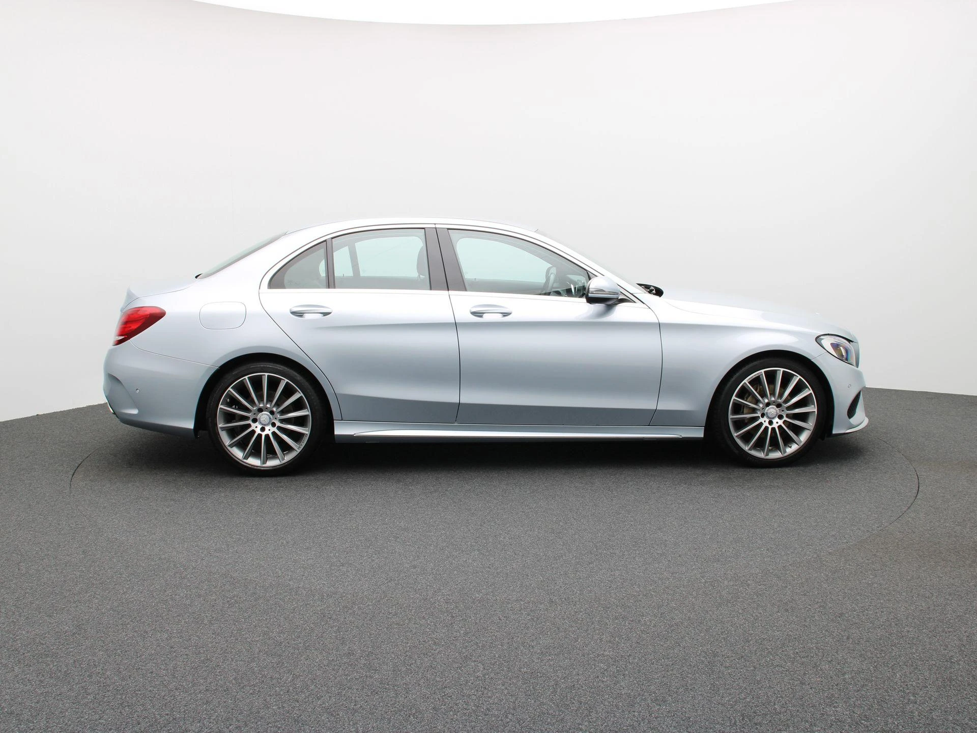 Mercedes-Benz-C-Klasse-image-5