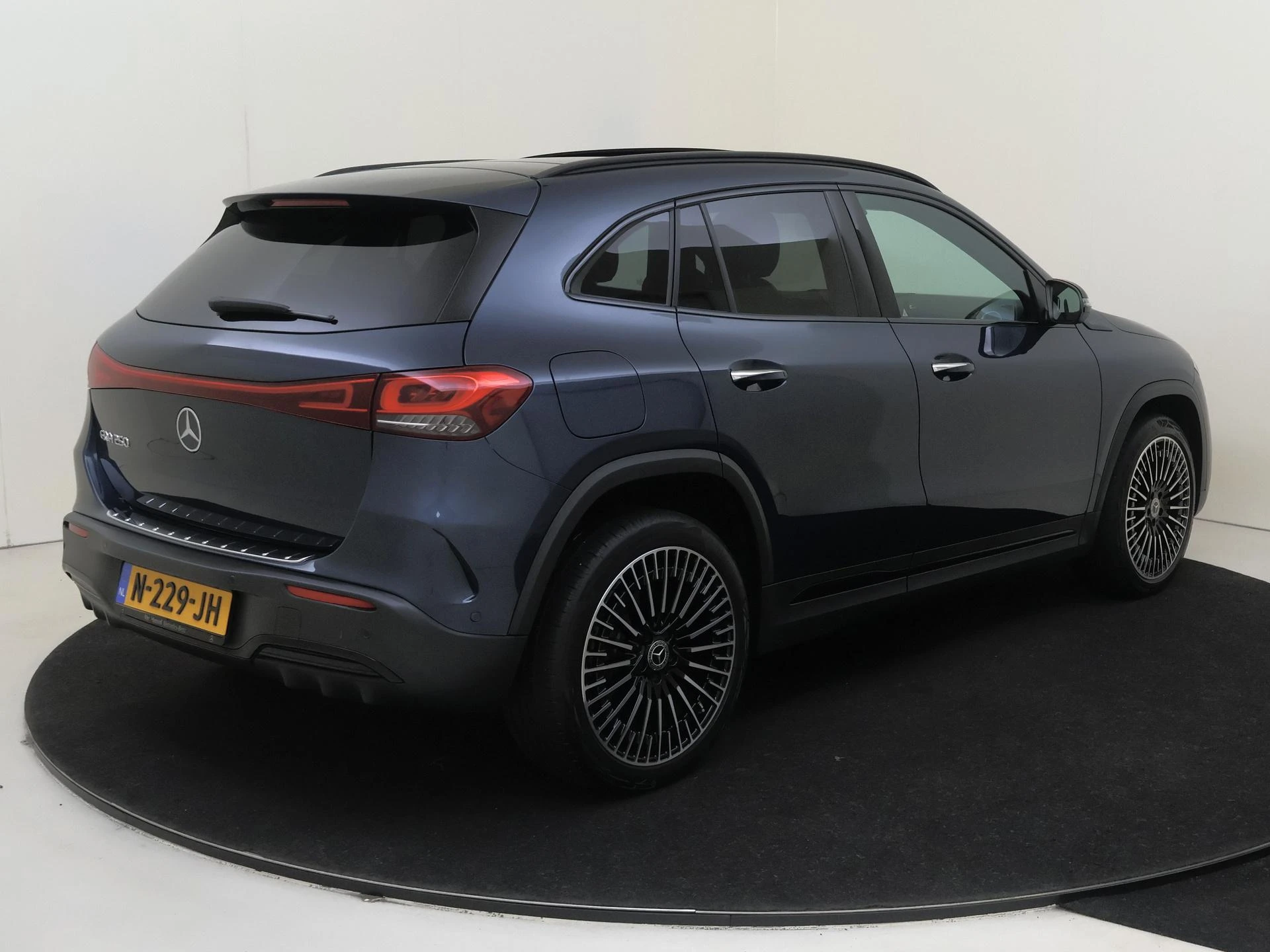 Mercedes-Benz-EQA-image-3