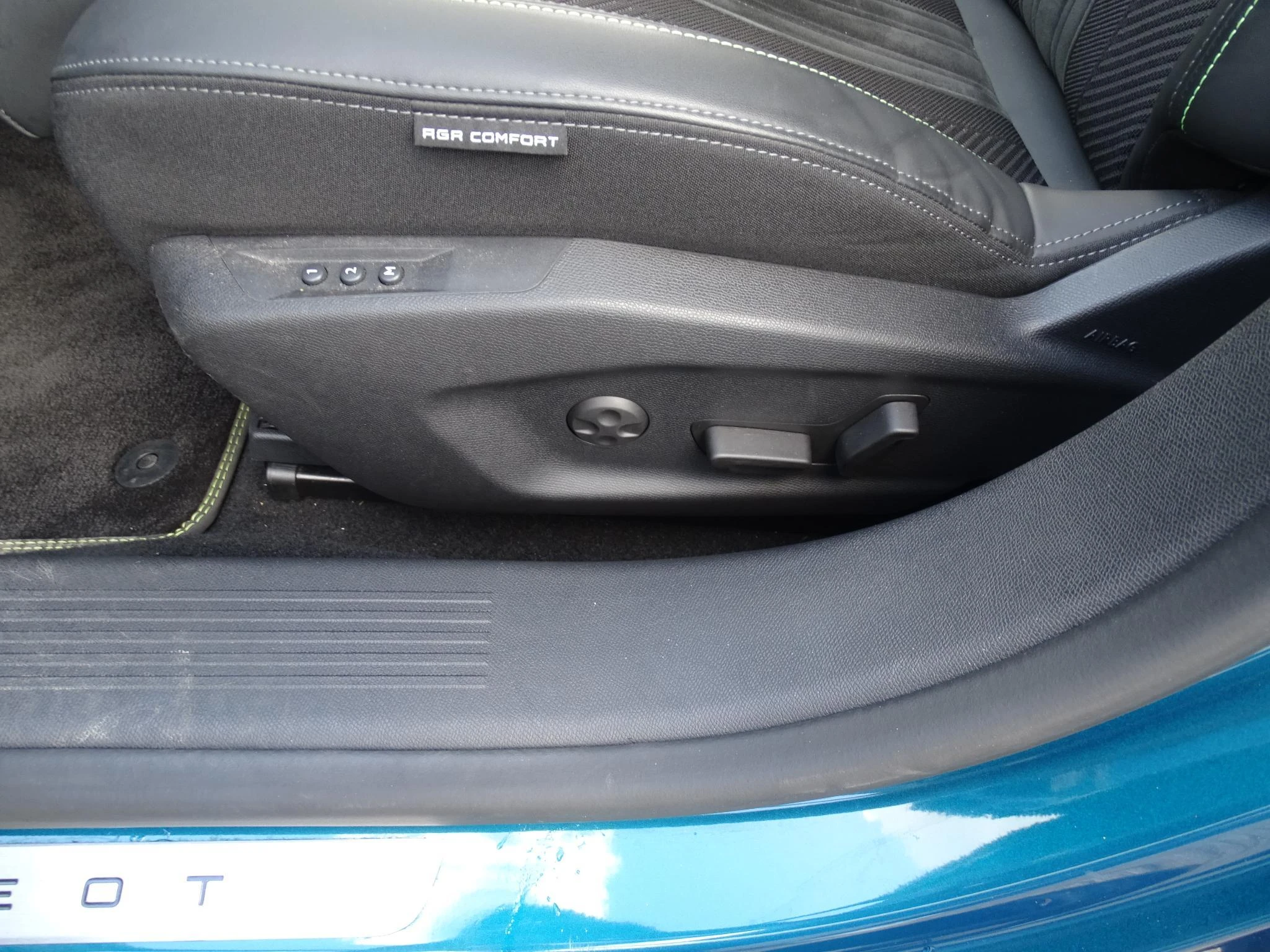 Peugeot 408 1.6 Hybrid 225 S&S EAT8 First Edition
