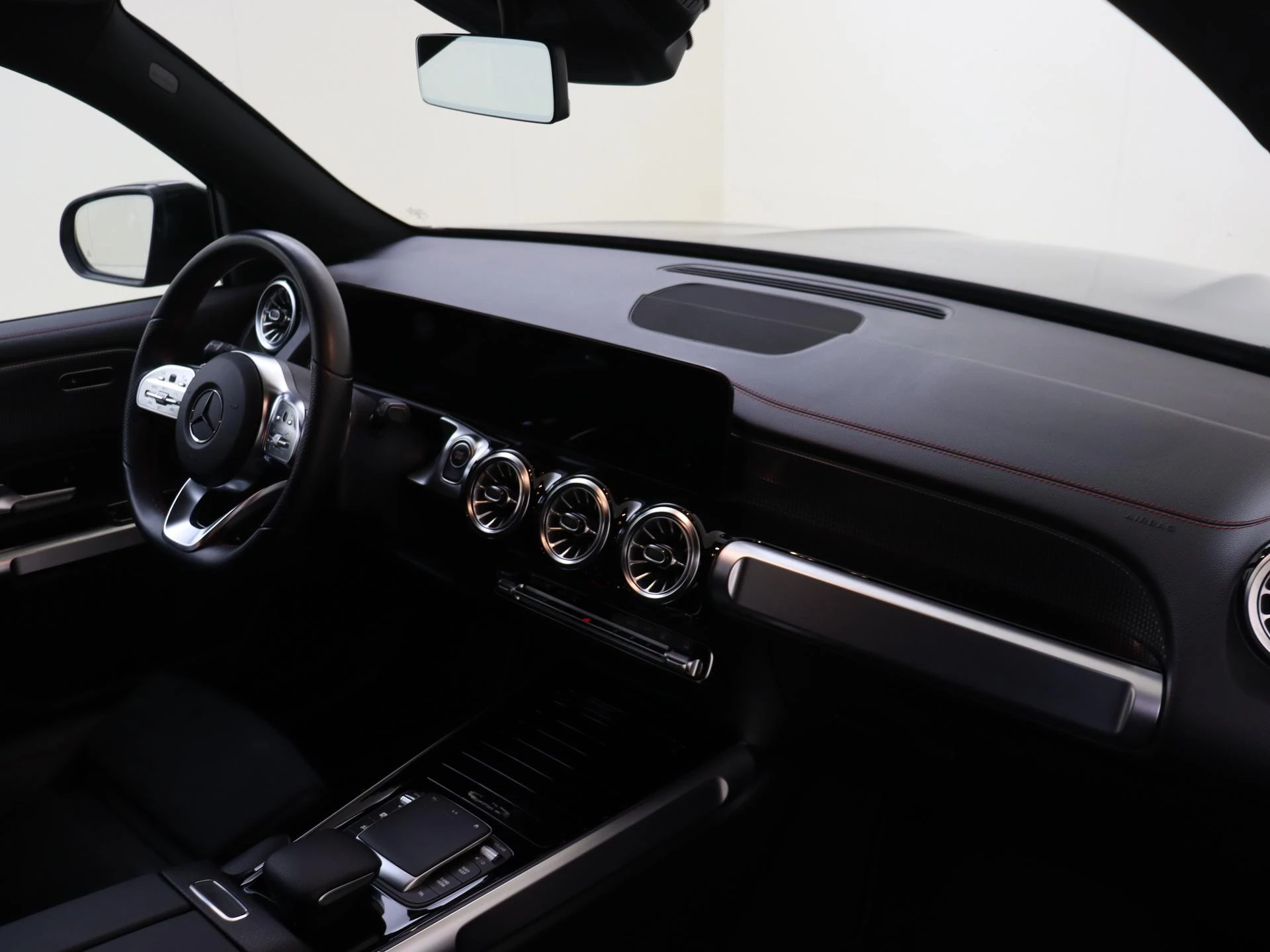 Mercedes-Benz-EQB-image-4