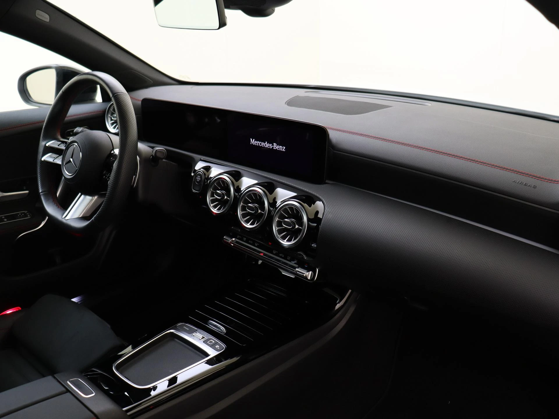 Mercedes-Benz-CLA-image-4