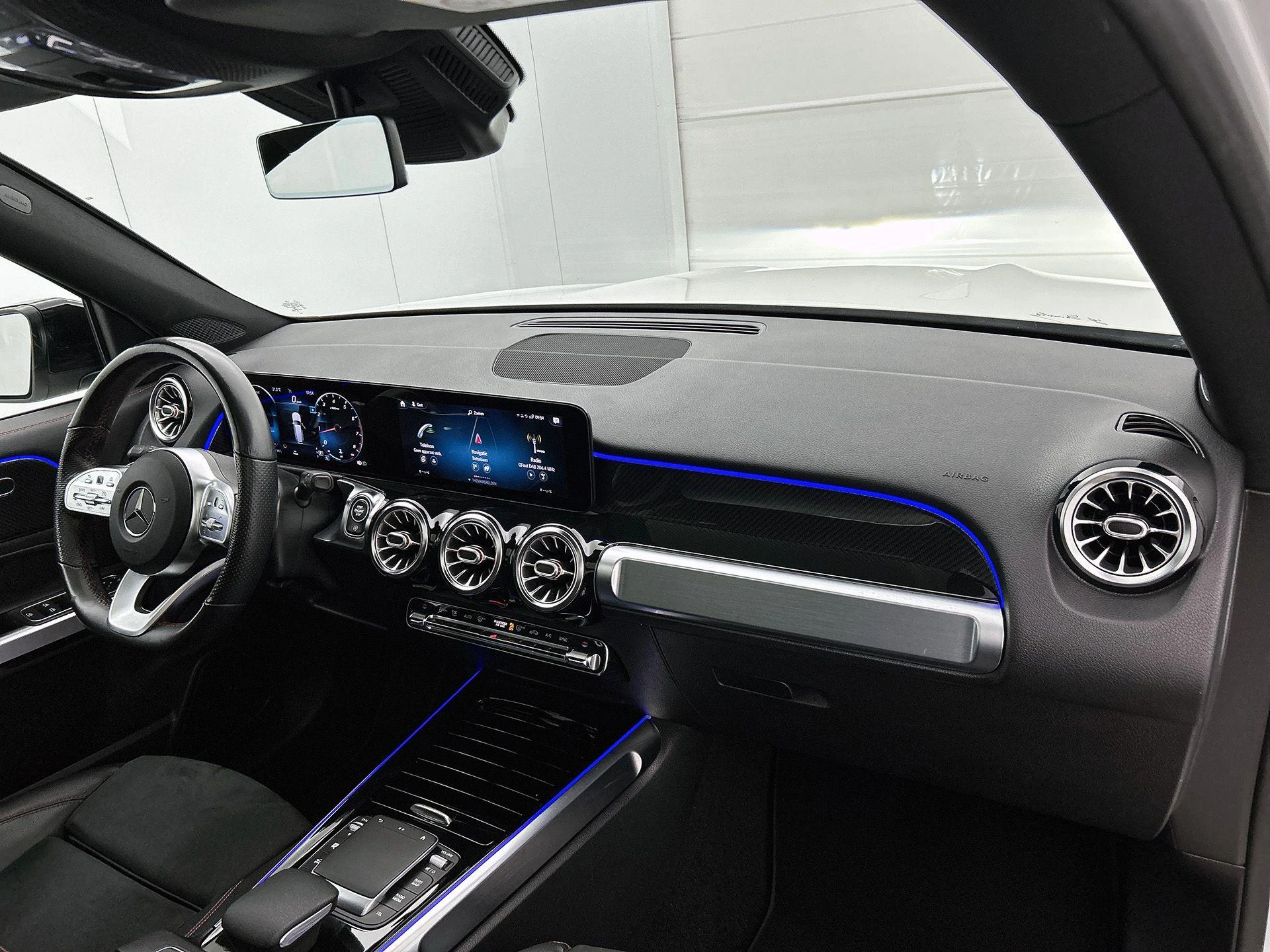 Mercedes-Benz-GLB-image-19