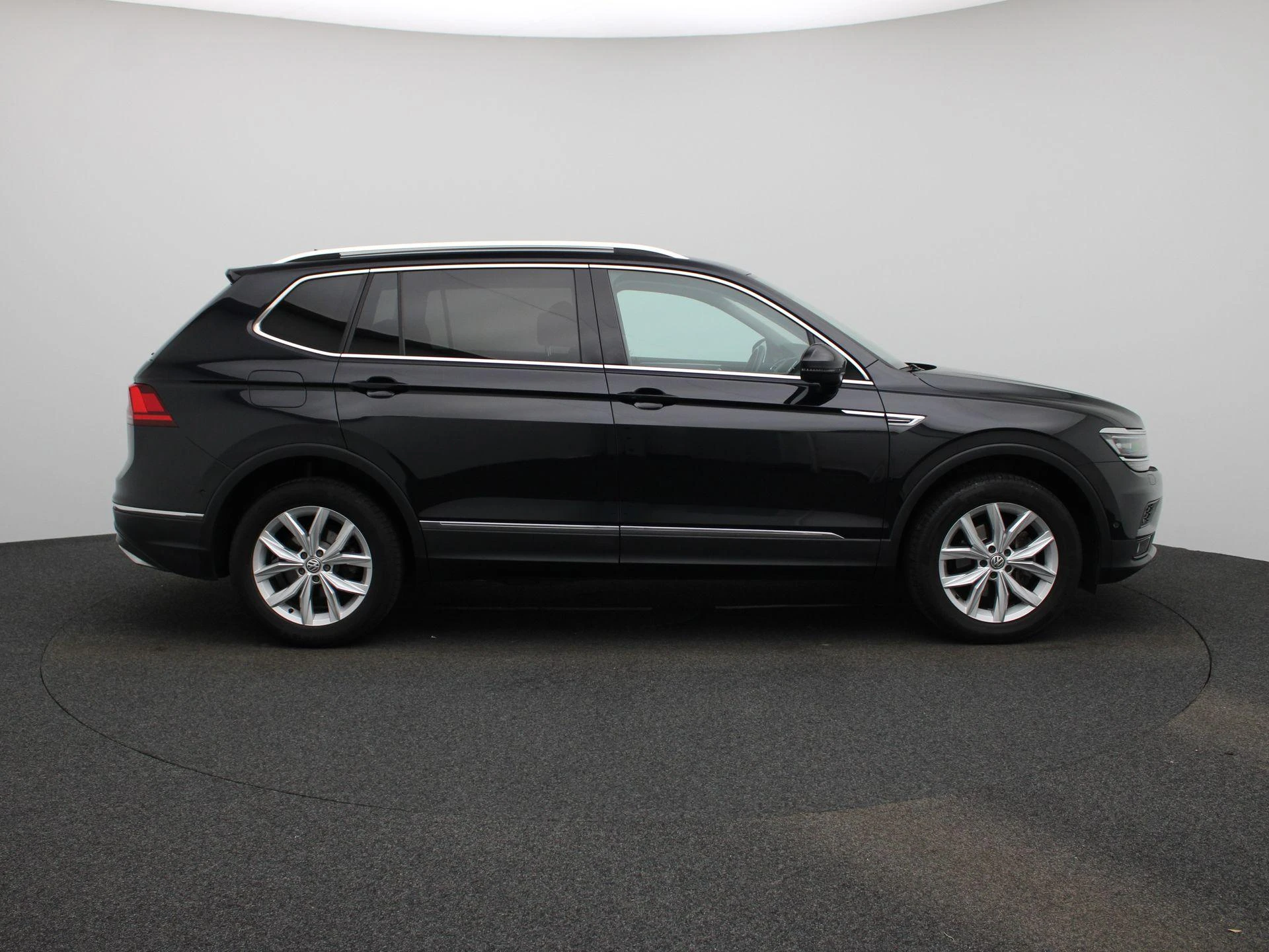 Volkswagen-Tiguan Allspace-image-5