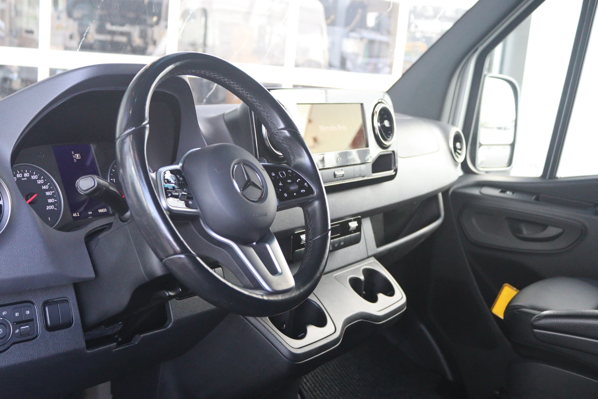 Mercedes-Benz-Sprinter-image-3
