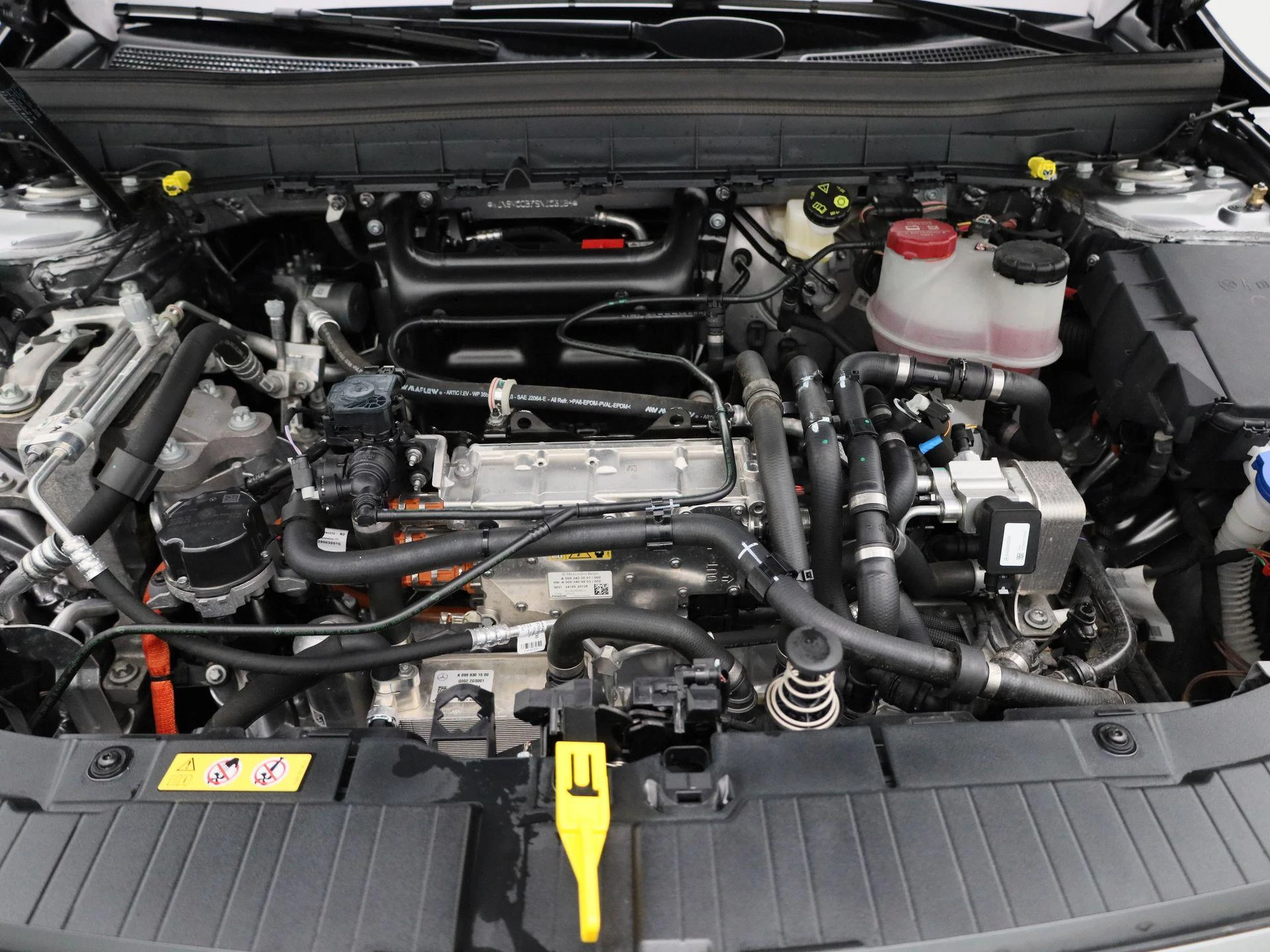 Mercedes-Benz-EQB-image-34