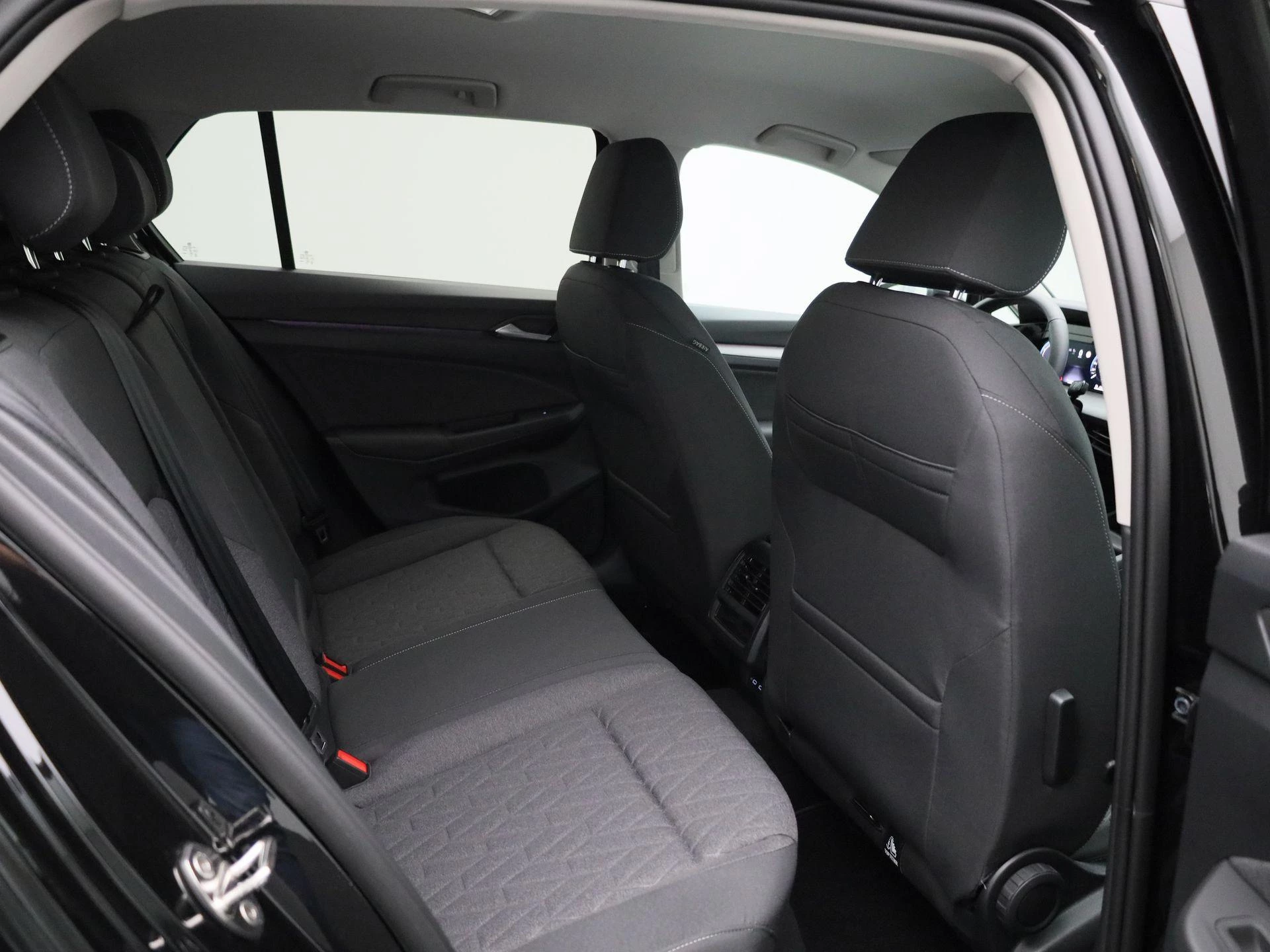 Volkswagen-Golf-image-33