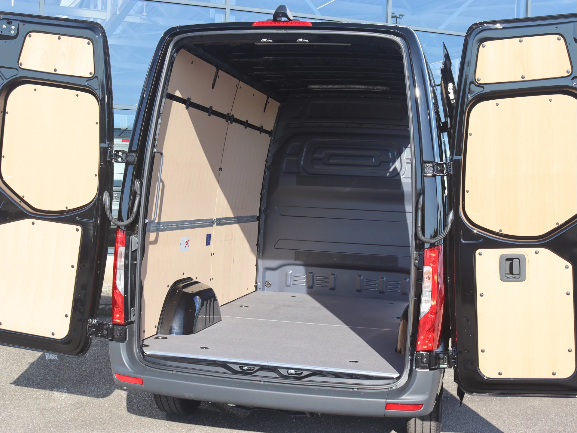 Mercedes-Benz-Sprinter-image-2