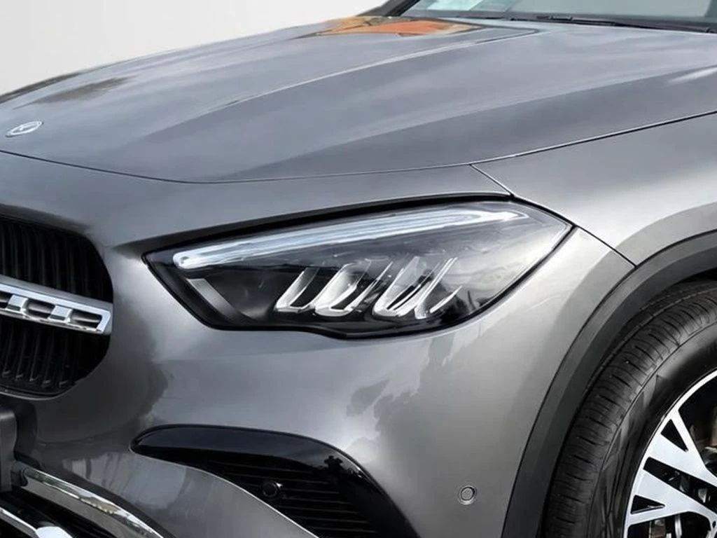 Mercedes-Benz-GLA 200 d-image-4