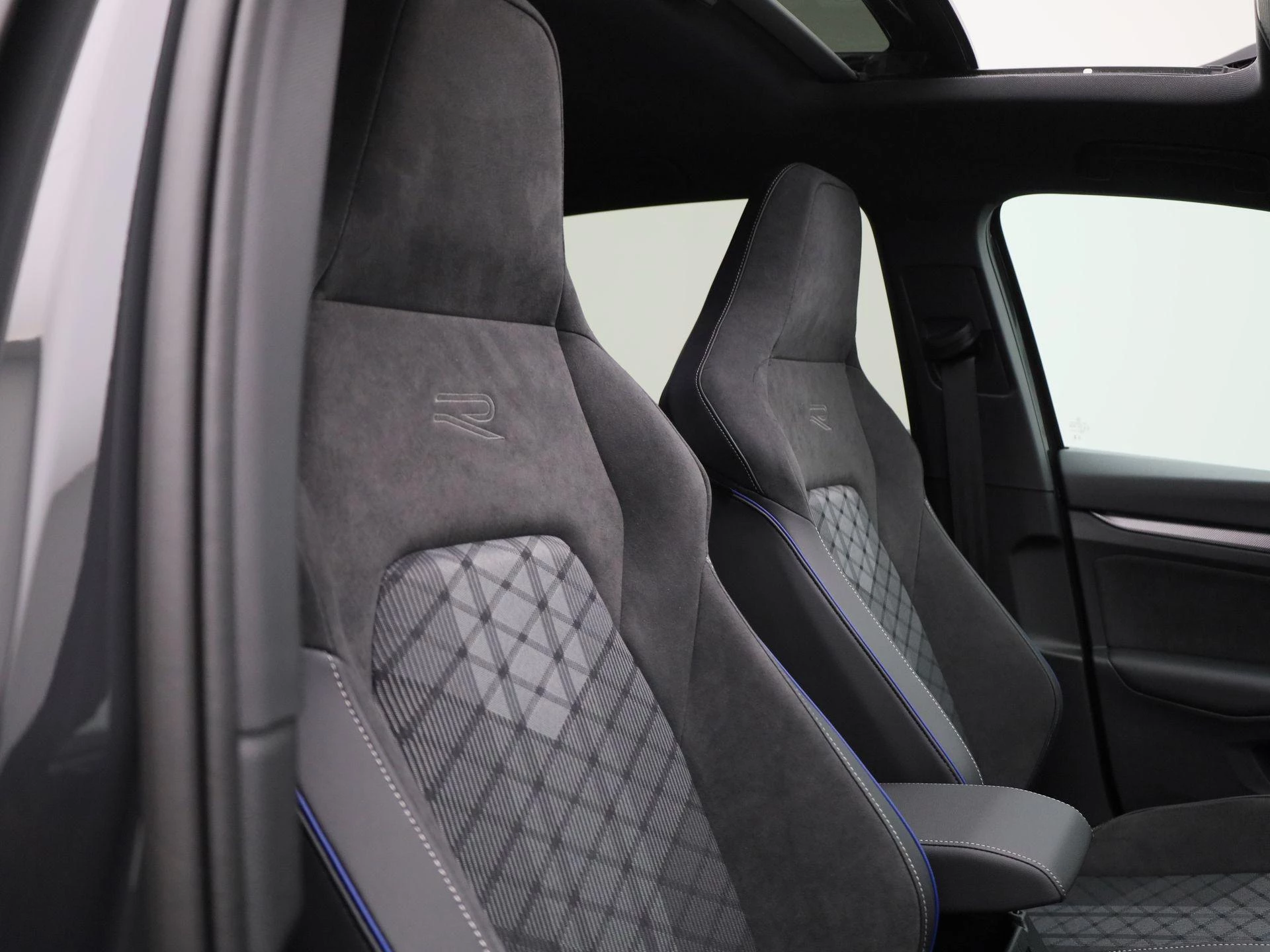 Volkswagen-Golf-image-41