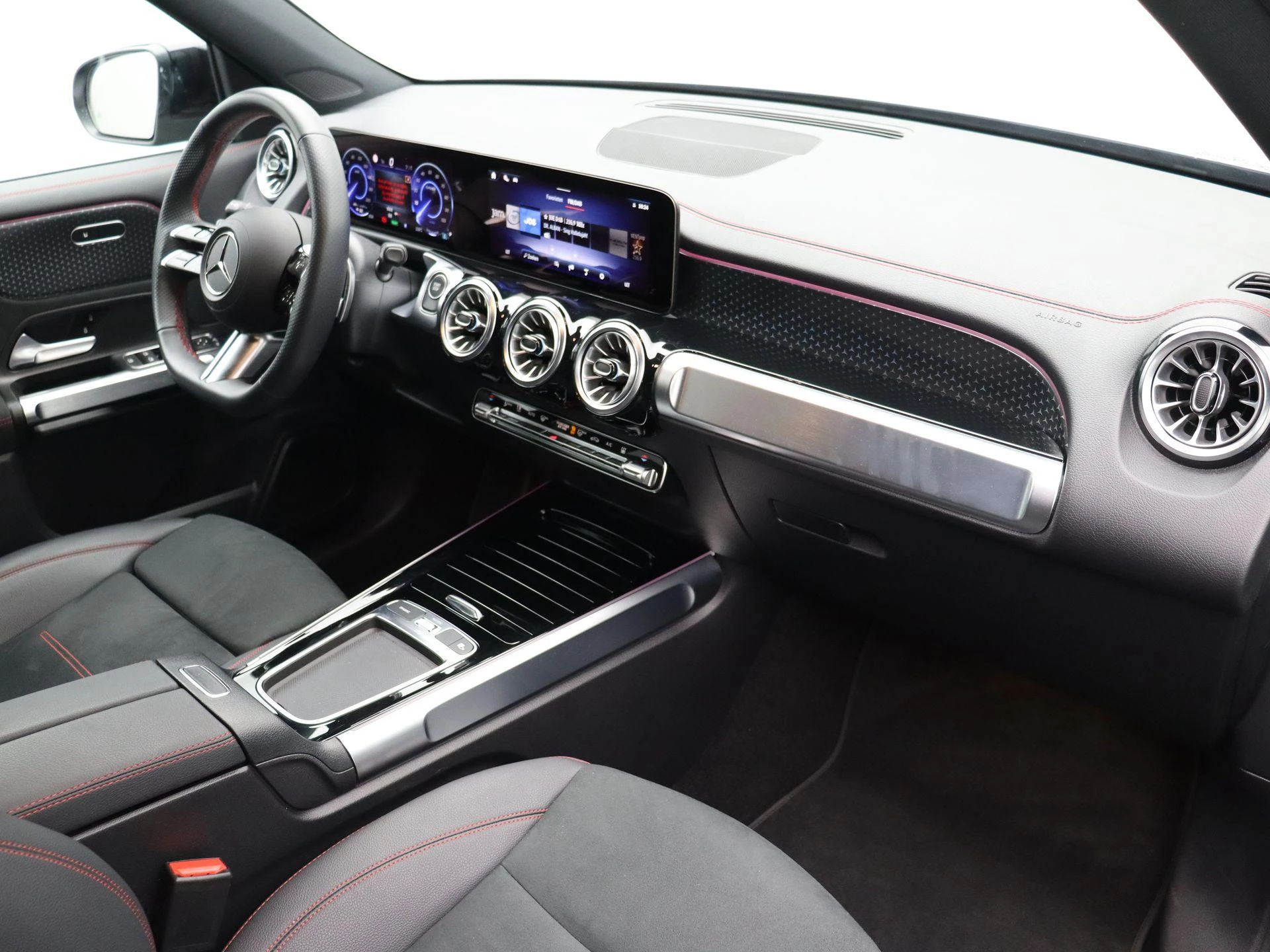 Mercedes-Benz-EQB-image-17
