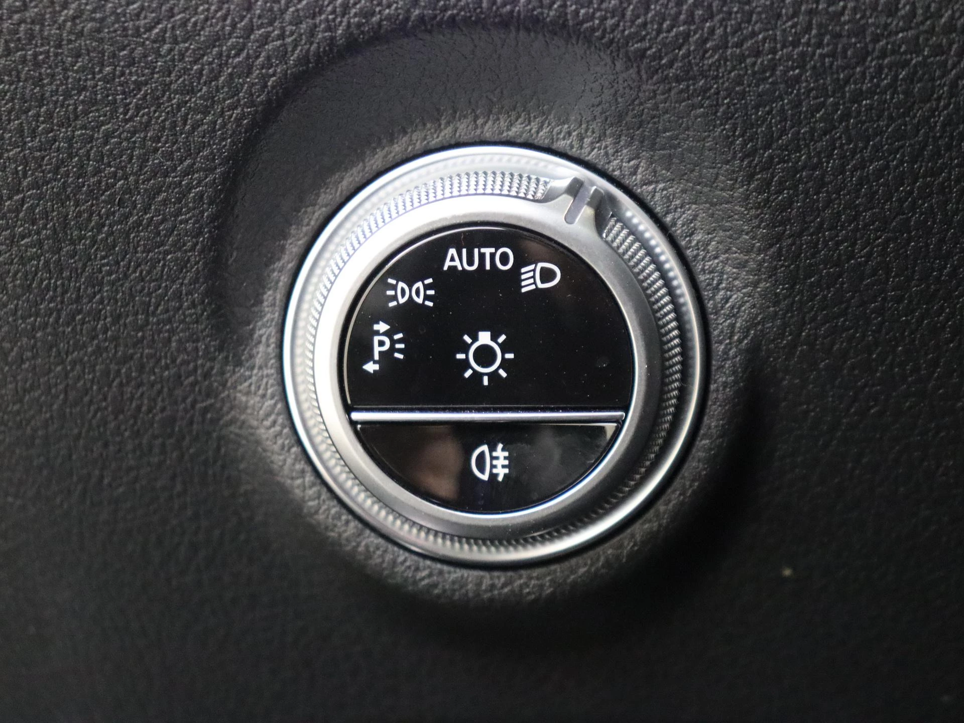 Mercedes-Benz-C-Klasse-image-23