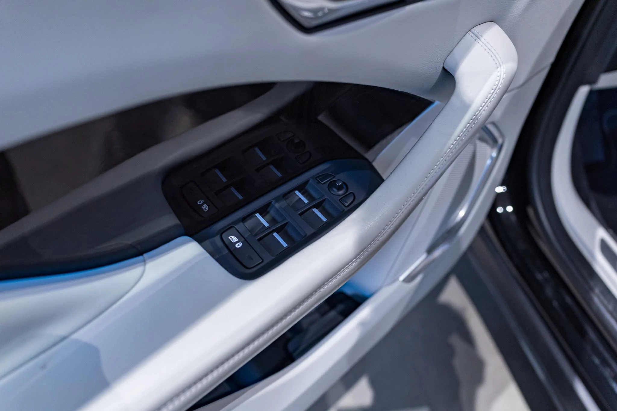 Jaguar-I-PACE-image-23
