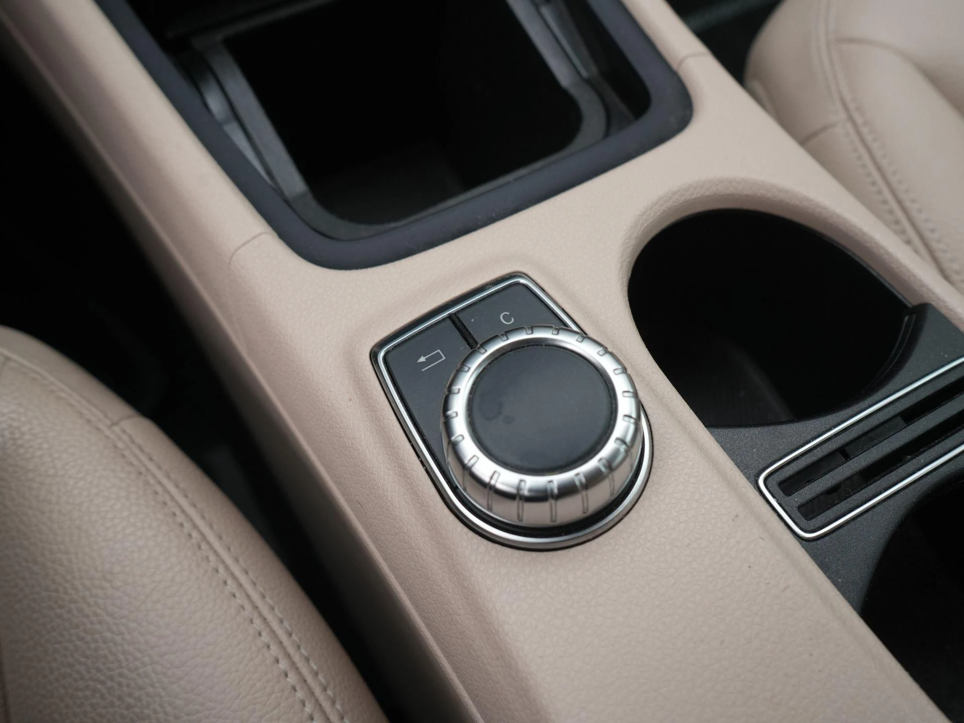 Mercedes-Benz-GLA-image-20