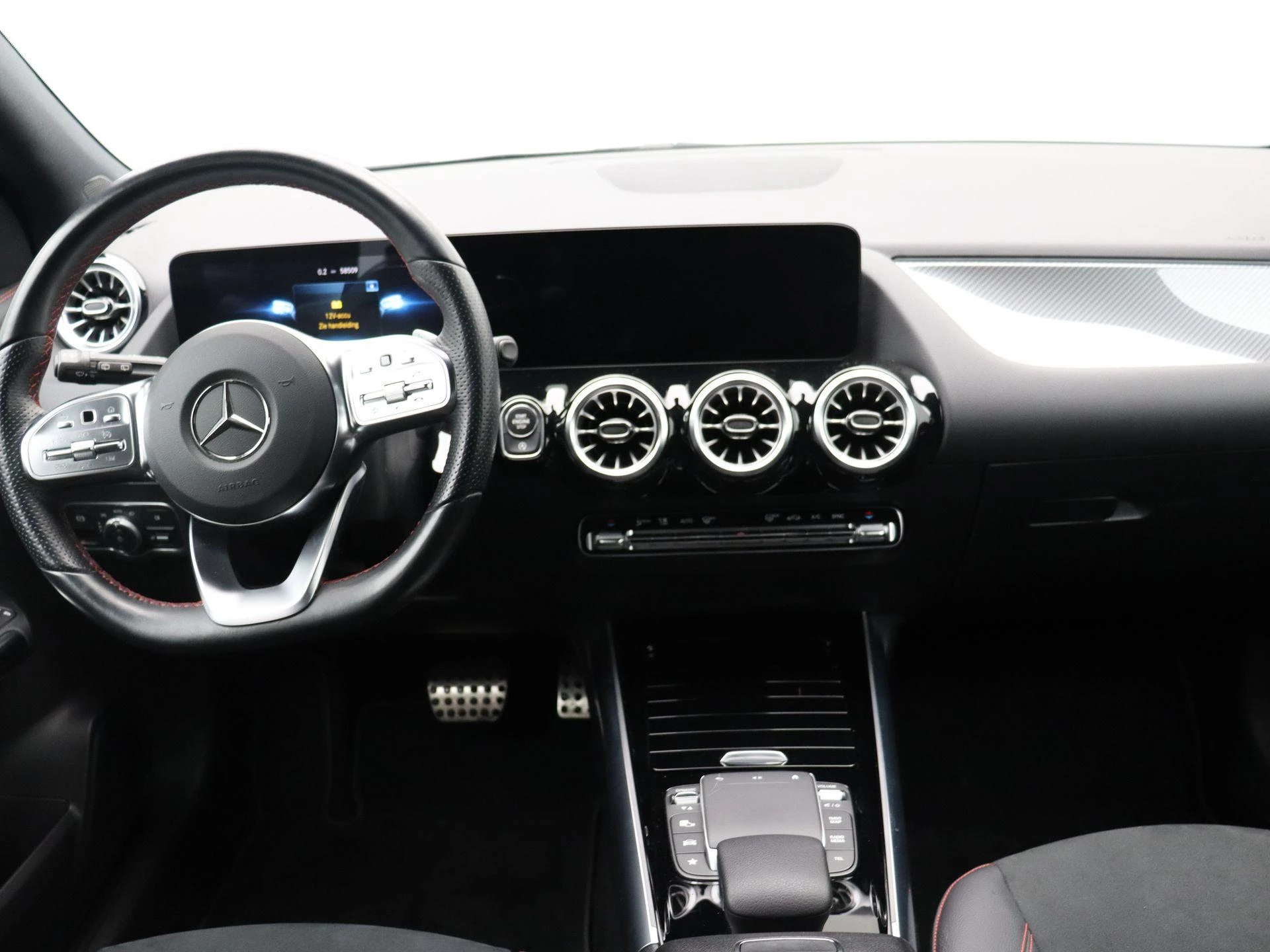 Mercedes-Benz GLA 180 AMG Line + NIGHTPAKKET + SENSOREN + CAMERA +