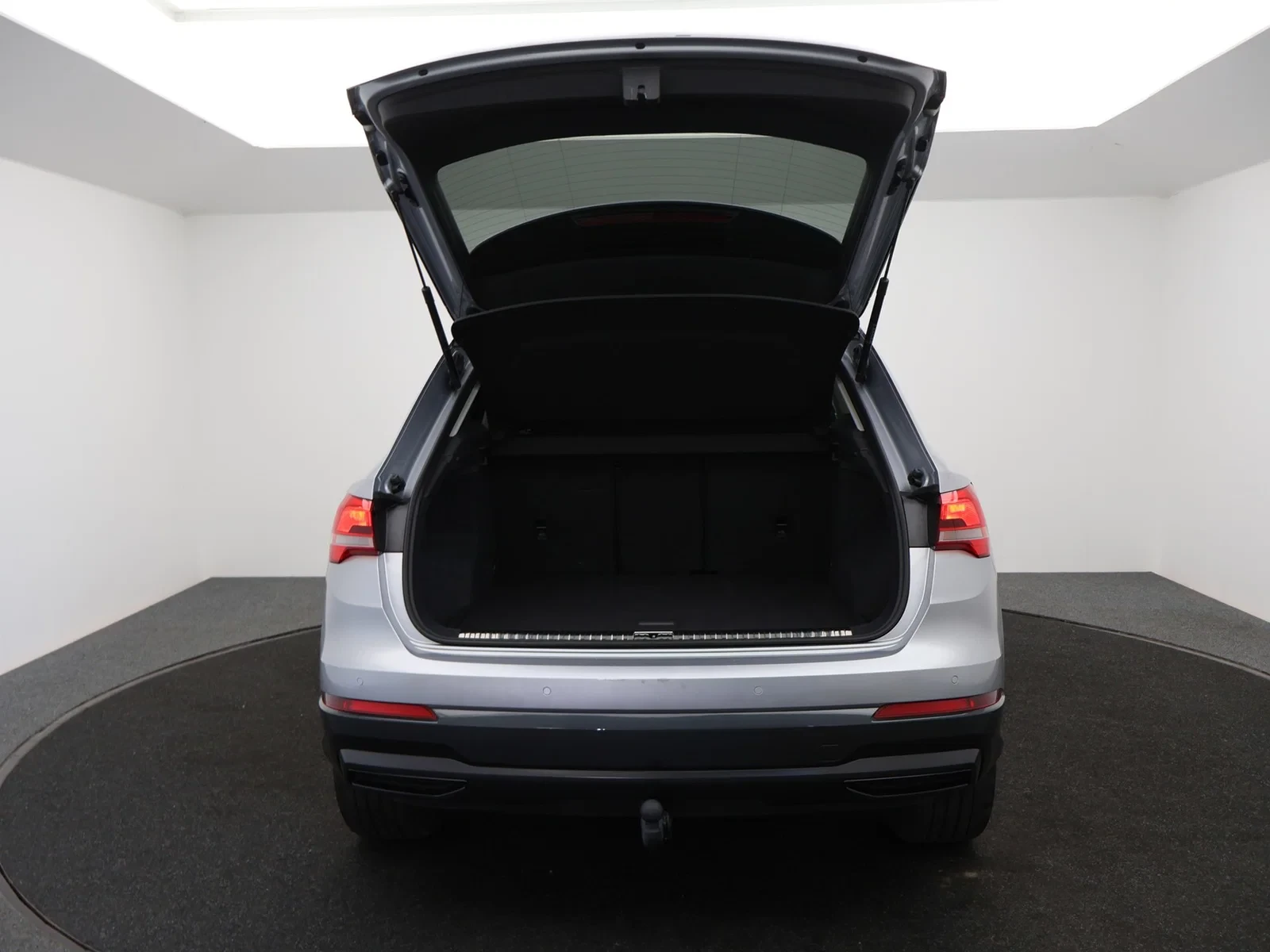 Audi Q3 35TFSI Business Edition Advanced 150PK *AUTOMAAT*VIRTUAL COCKPIT*SHADOW LOOK*TREKHAAK*CRUISE*PDC*APP